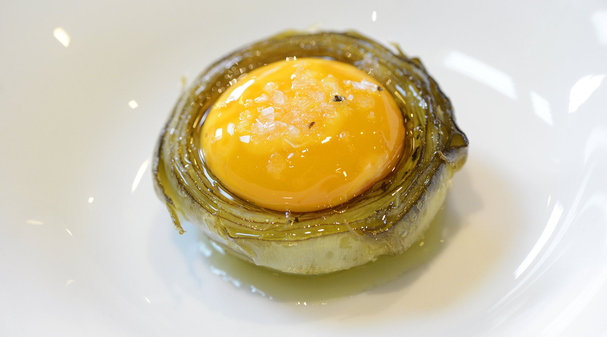 RECETA | Alcachofas con yema de huevo