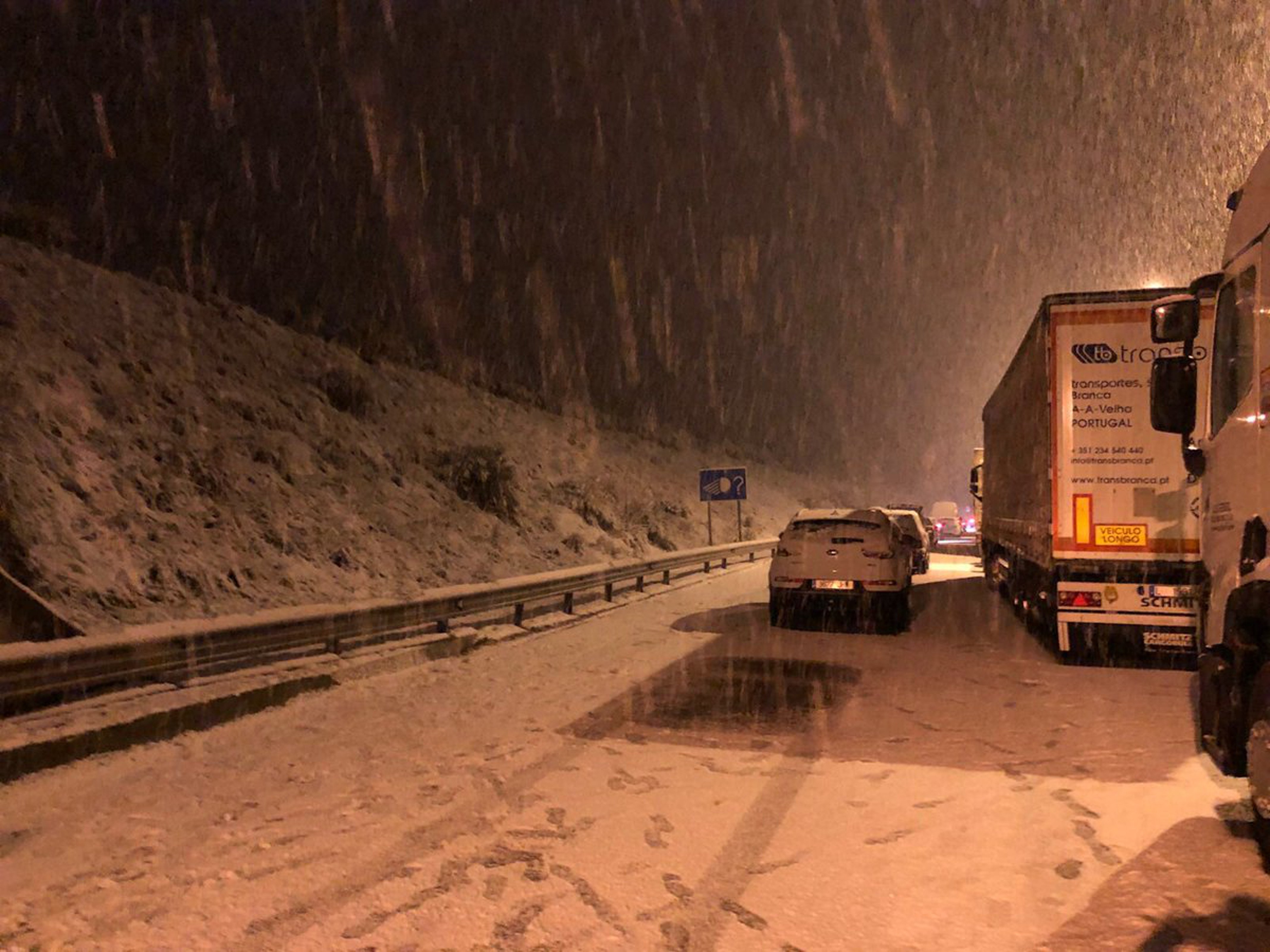 Una cinquantena de carreteres afectades pel temporal