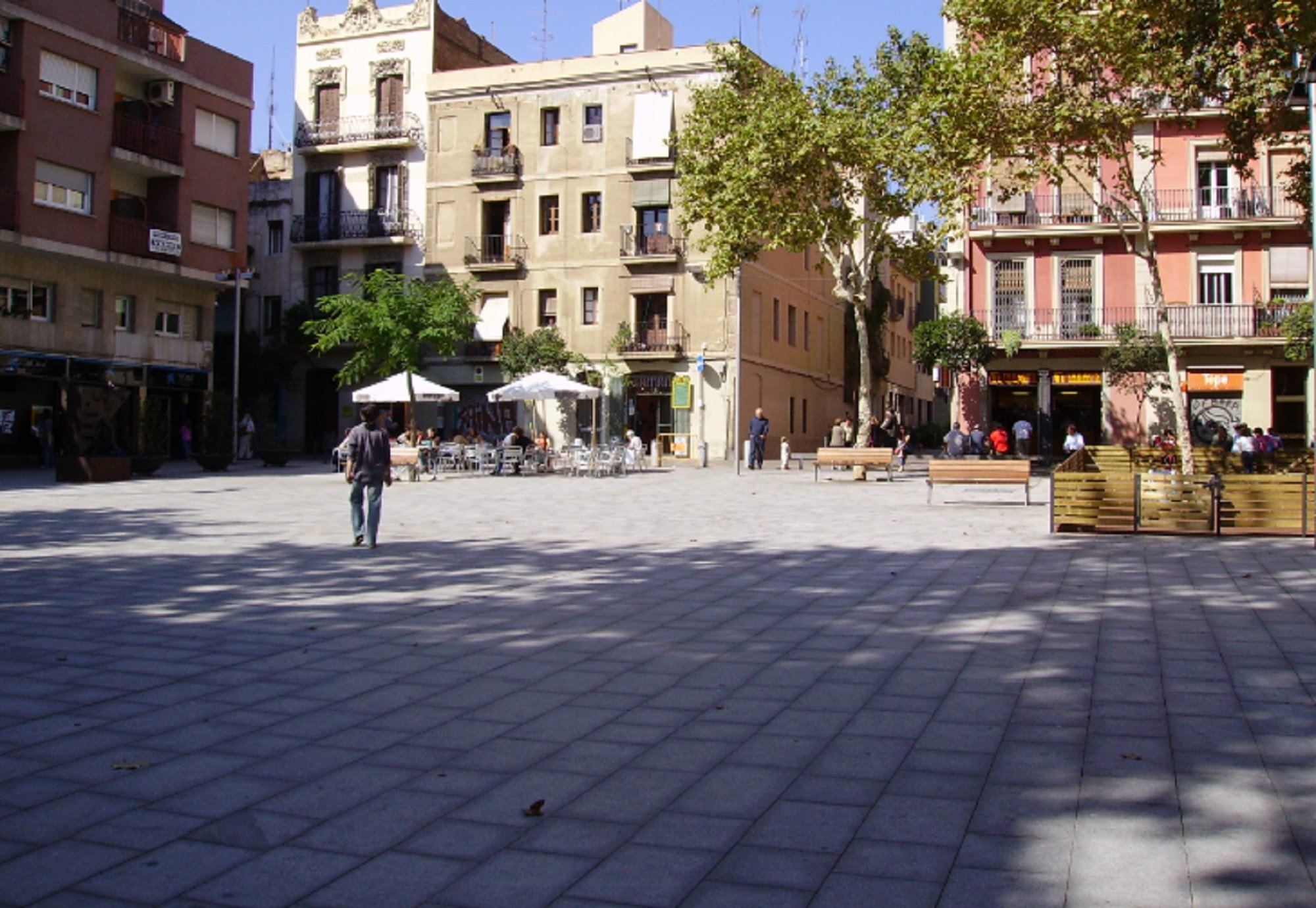 Las terrazas de cinco plazas de Gràcia también cerrarán una hora antes
