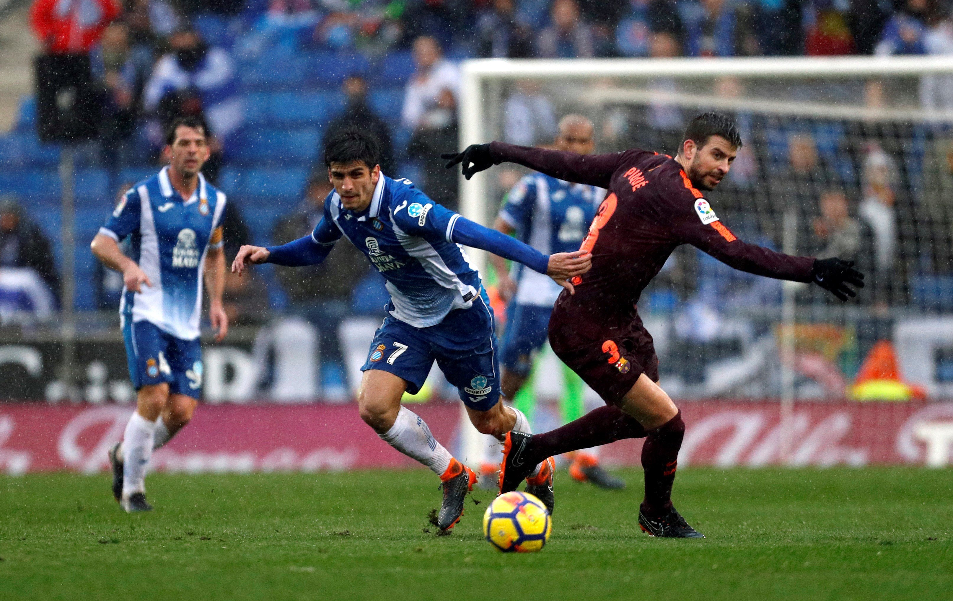 Piqué acabó el derbi lesionado