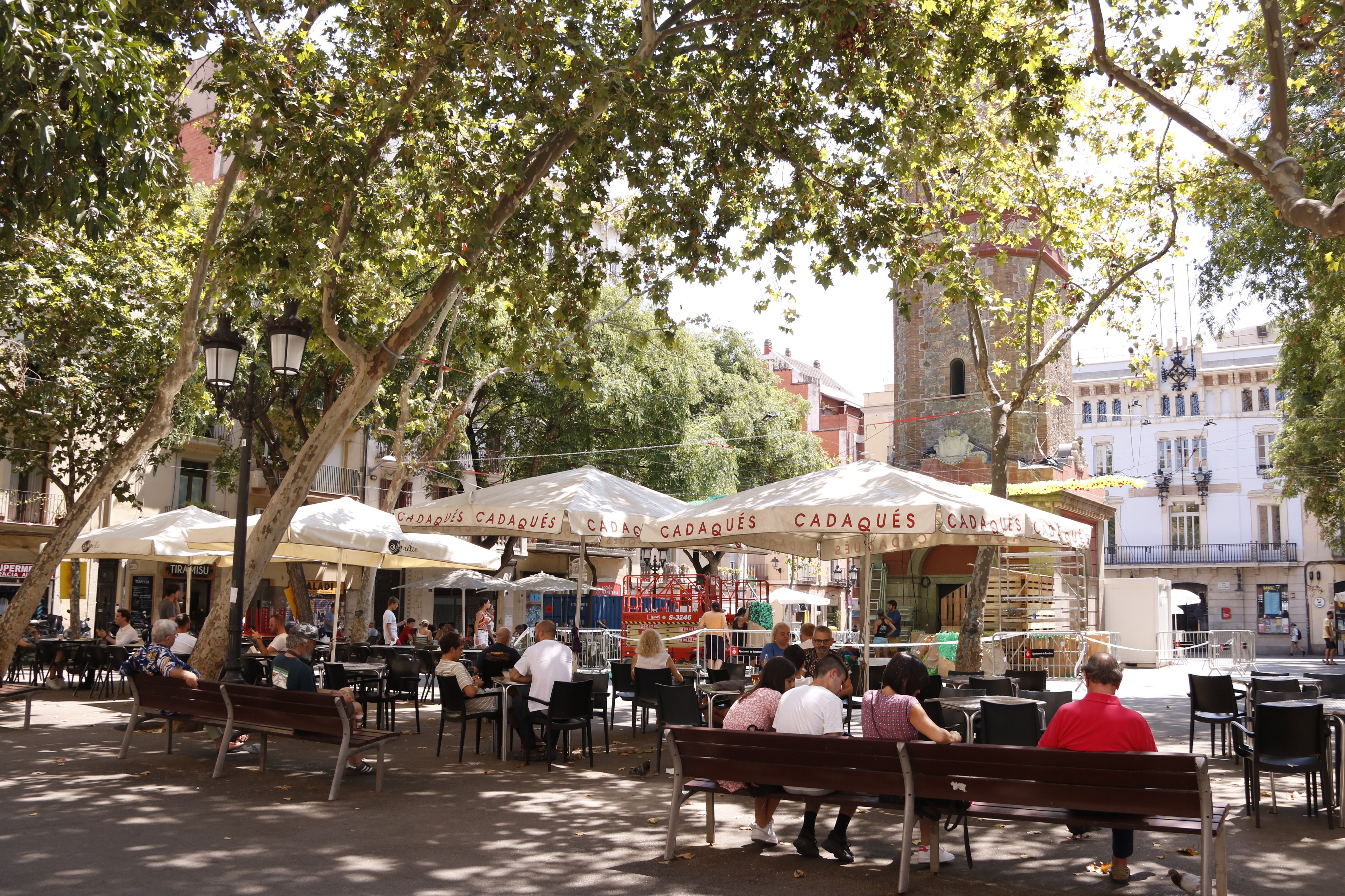 Indignación entre los propietarios de bares con terrazas en Gràcia por tener que cerrar antes