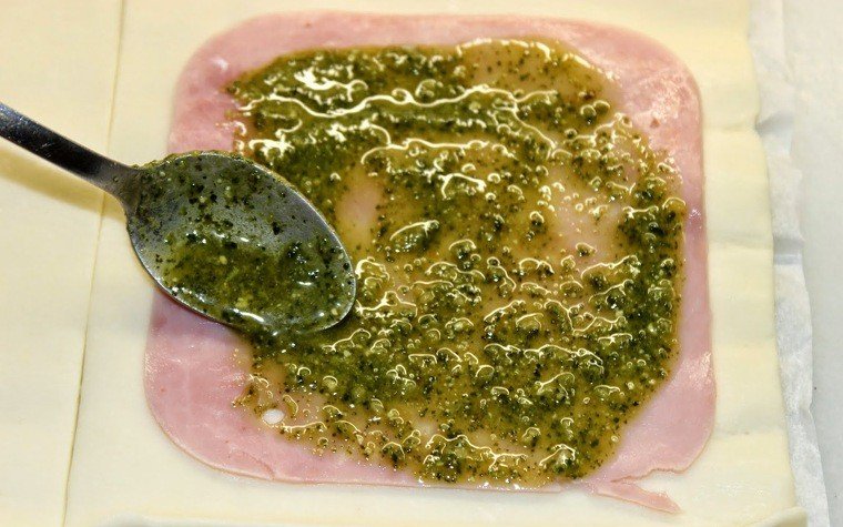 full pernil pesto formatge cabra sobre salsa aurora pas7