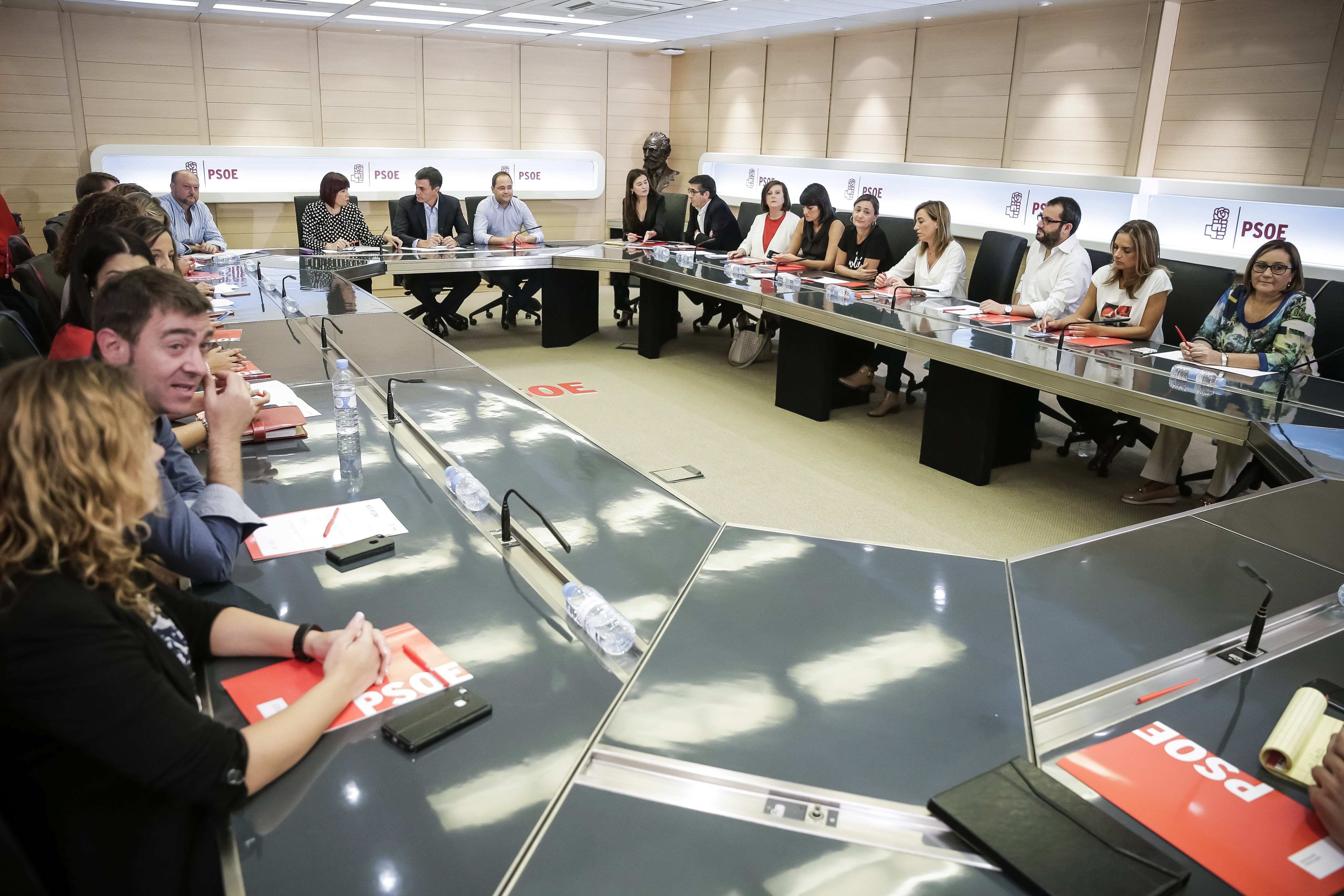 Los críticos del PSOE rechazan el congreso y piden a Sánchez que "reflexione"