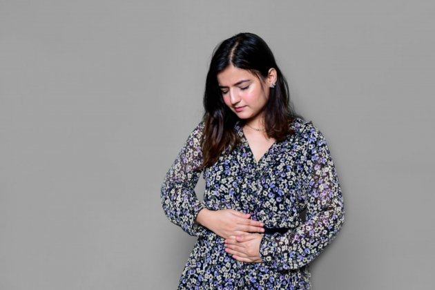 Joven mujer con dolor de vientre / Unsplash Joven mujer con dolor de vientre / Unsplash