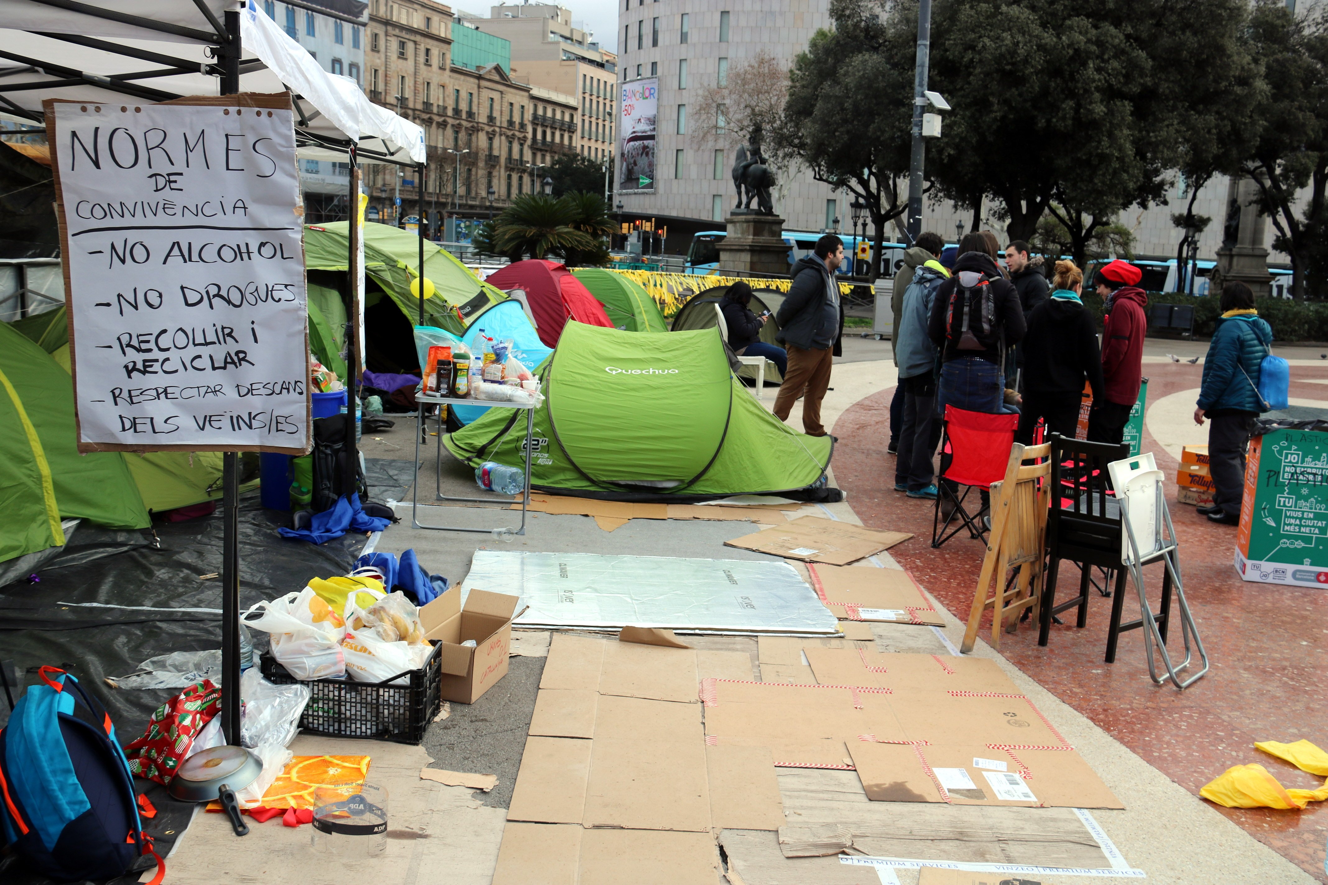 Desalojan los acampados por la República de plaza de Catalunya