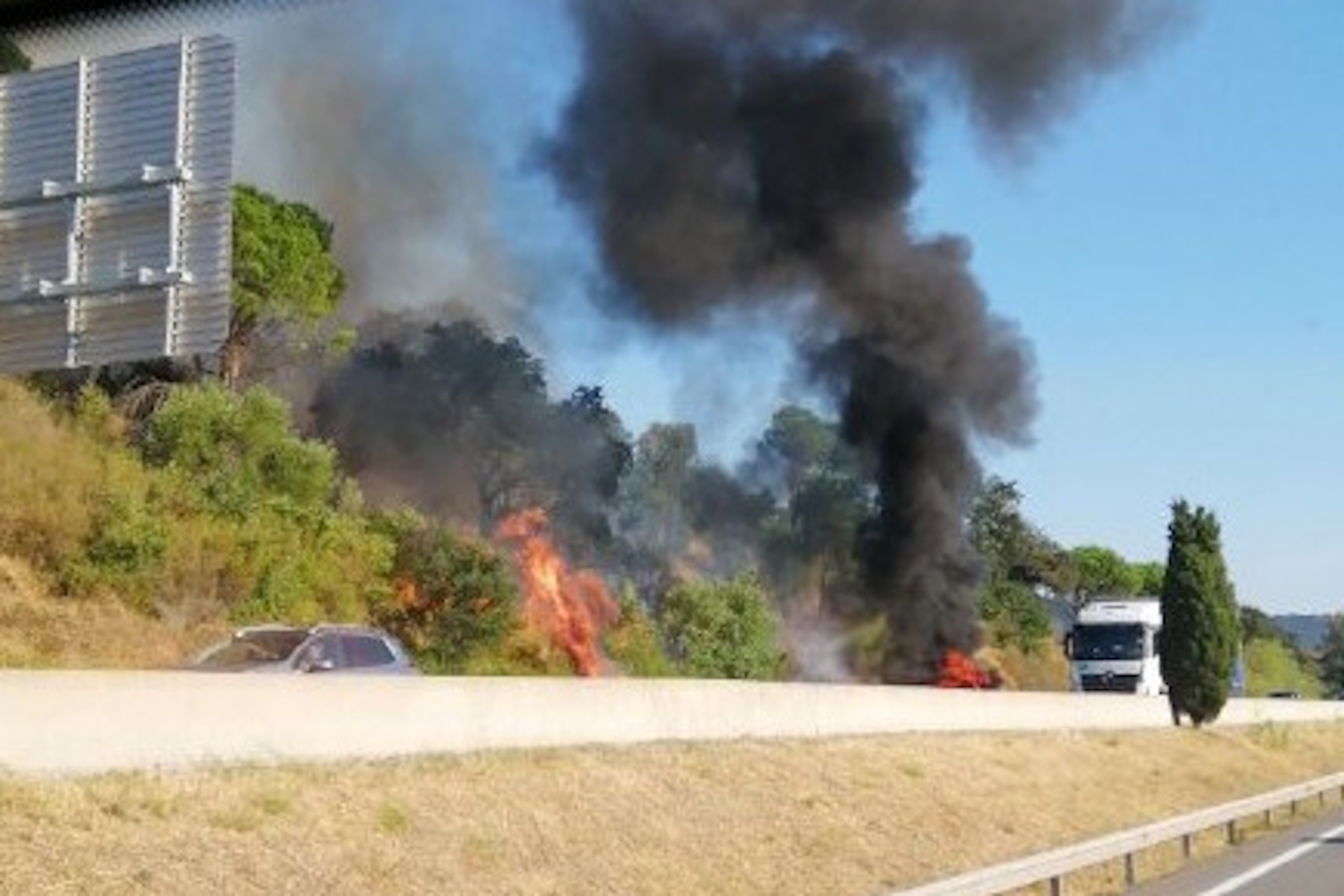 Cortada la AP-7 por un incendio en la Jonquera