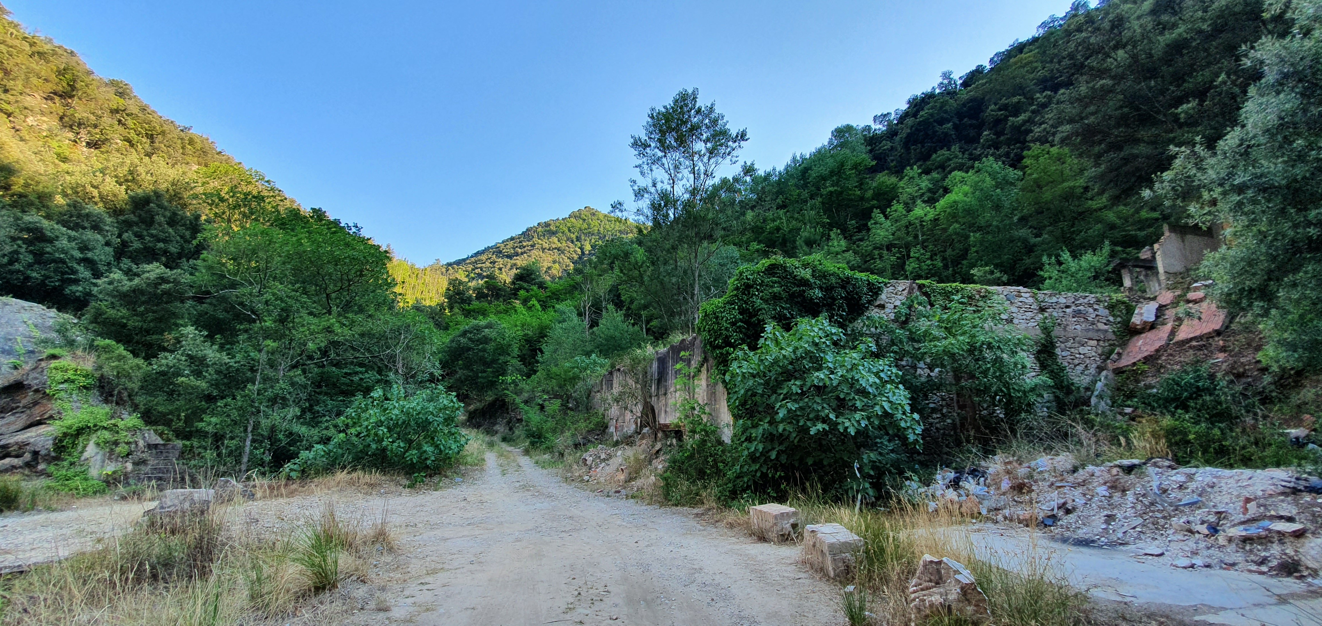 Panoràmica de les mines d'Osor      Foto Ferran Barber