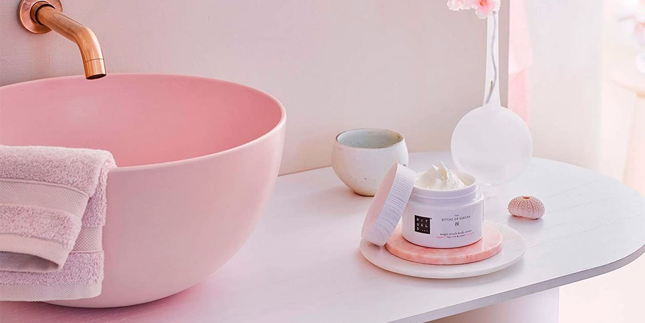 La crema corporal para hombre número 1 en ventas en Amazon está hecha con flor de cerezo