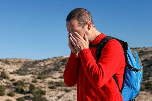 Hombre con migraña ocular / Unsplash Hombre con migraña ocular / Unsplash