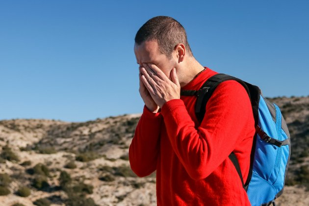 Hombre con migraña ocular / Unsplash