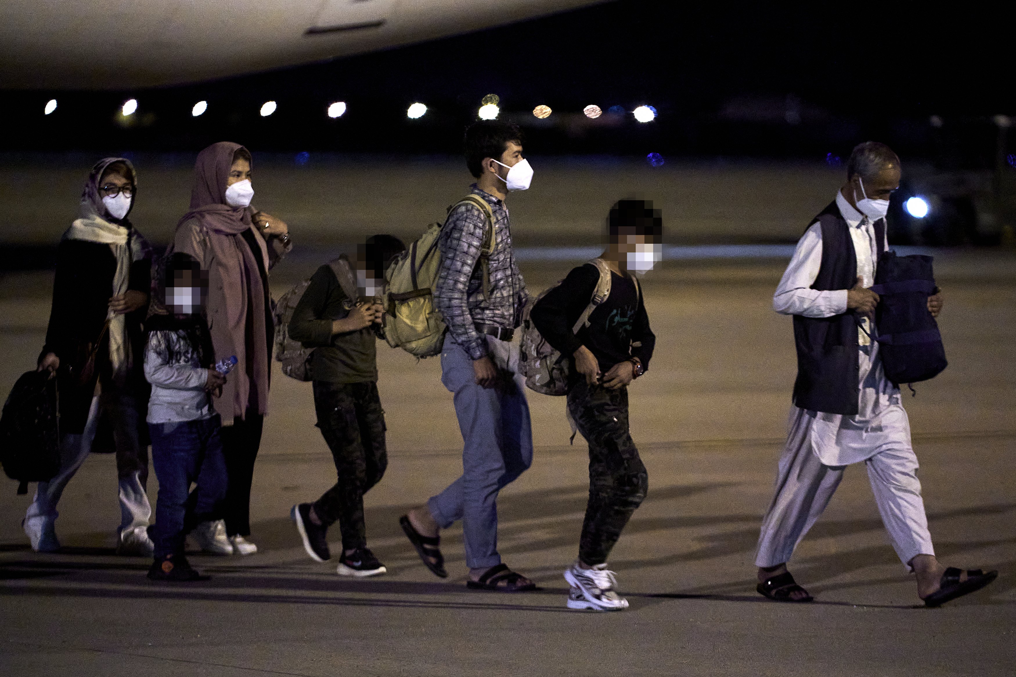 294 excol·laboradors afganesos i les seves famílies arriben a l'aeroport de Torrejón