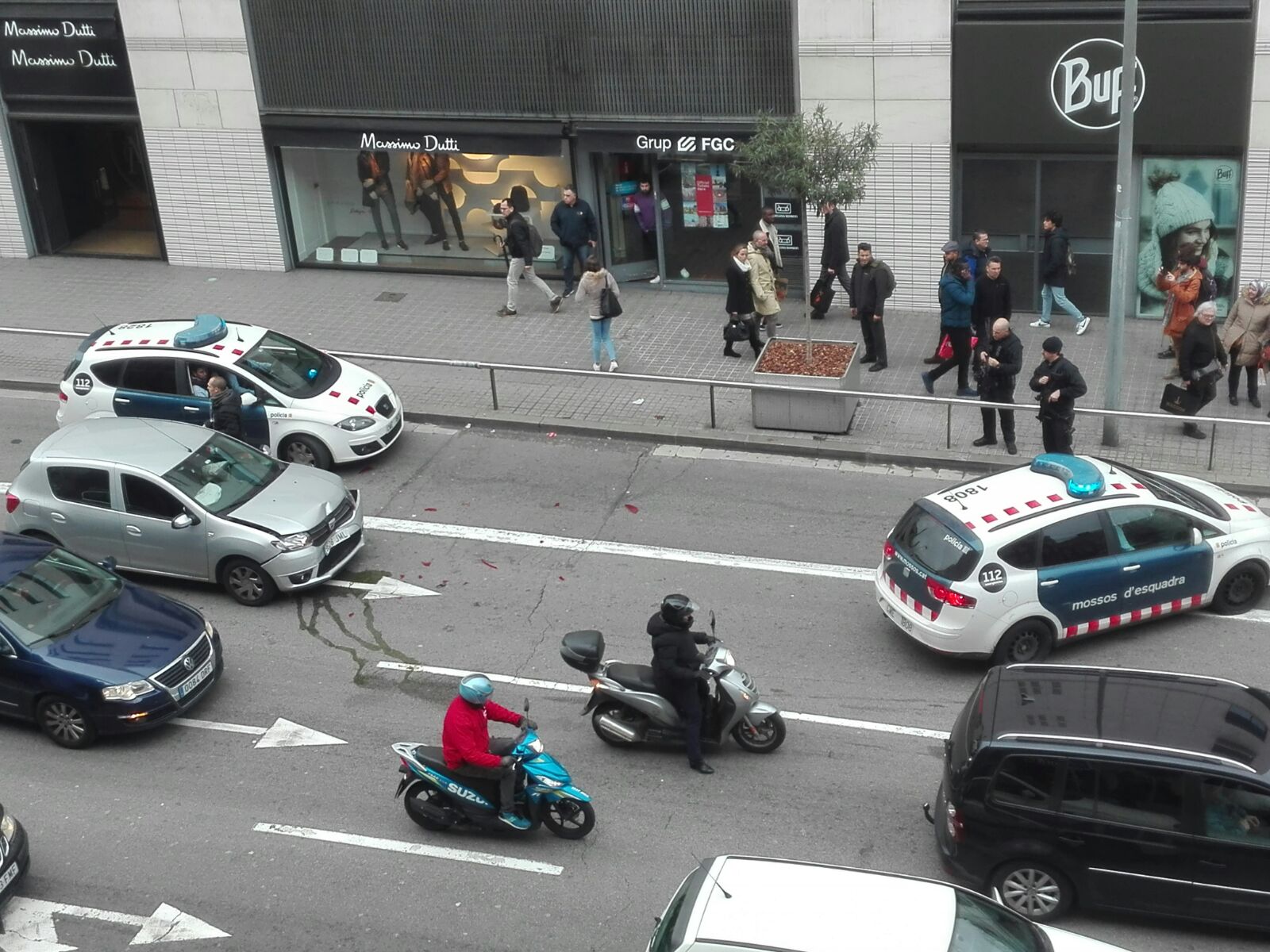 La policía busca en Barcelona a un conductor huido después de chocar con los Mossos