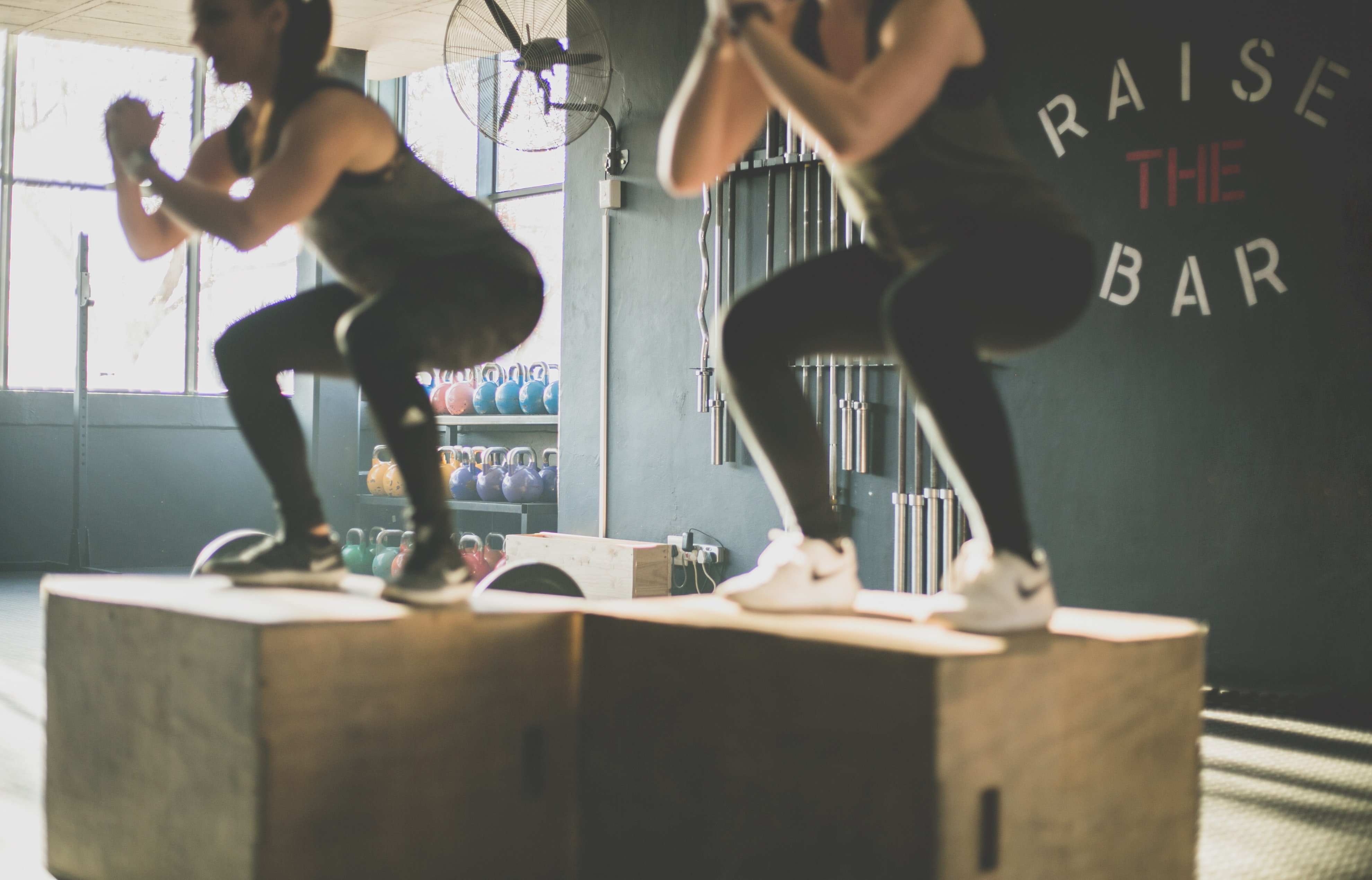 Mujeres haciendo ejercicios cardiovasculares / Unsplash