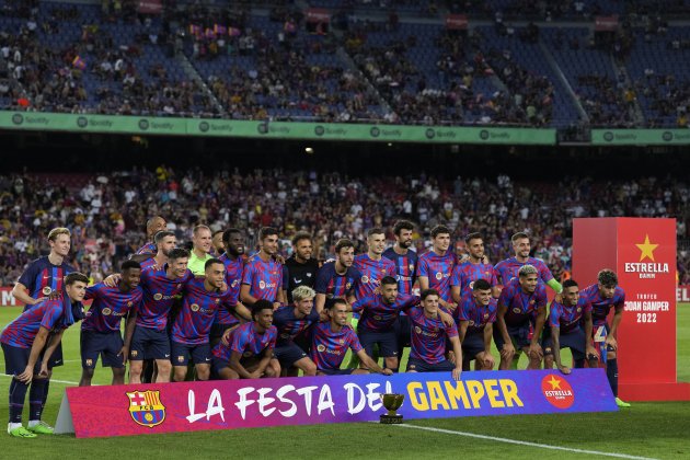 Jugadores FC Barcelona copa a Joan Gamper vs Pumas Camp Nou trofeo / Foto: Alejandro García/Efe Jugadores FC Barcelona copa a Joan Gamper vs Pumas Camp Nou trofeo / Foto: Alejandro García/Efe