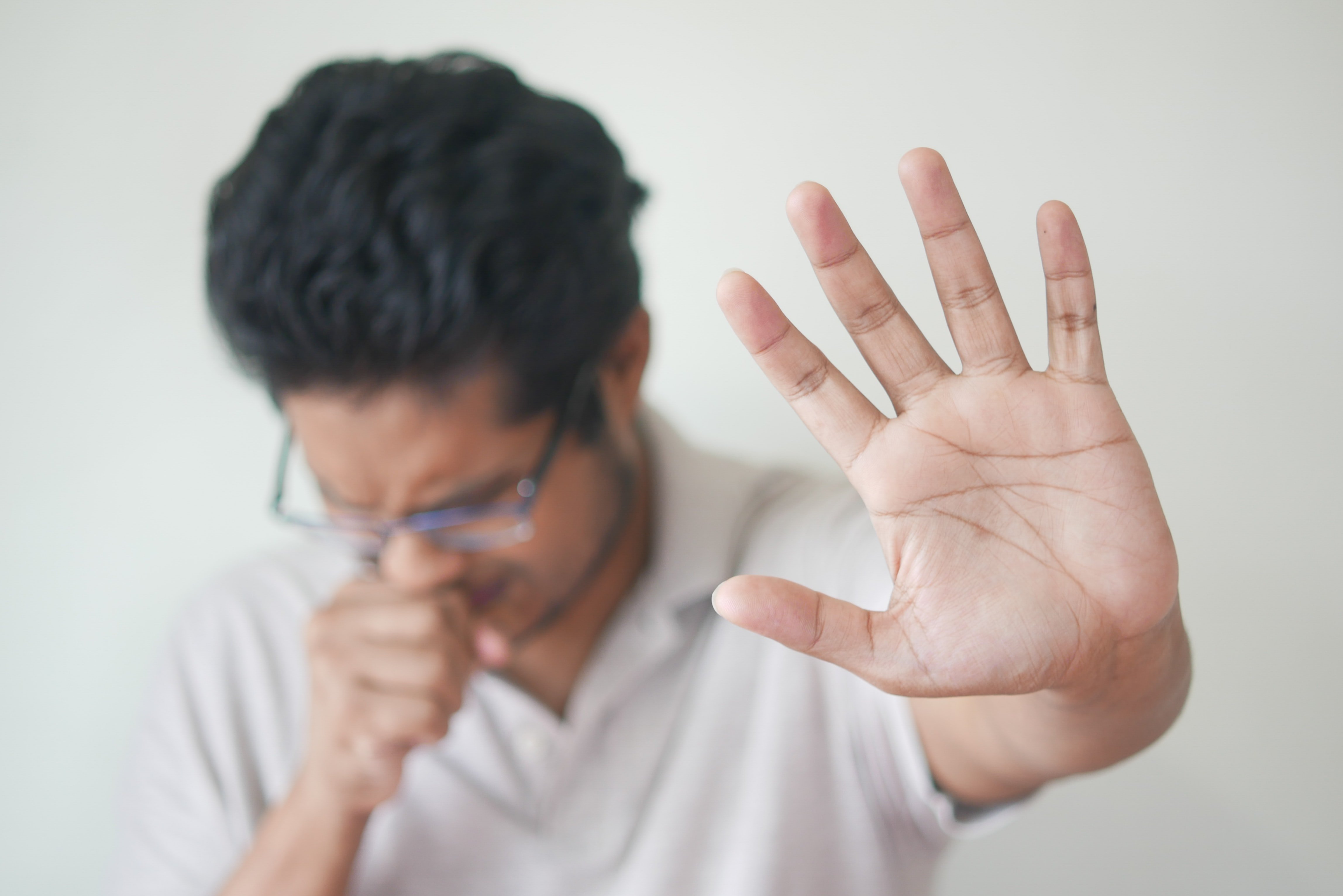 Hombre con dolor de garganta / Unsplash