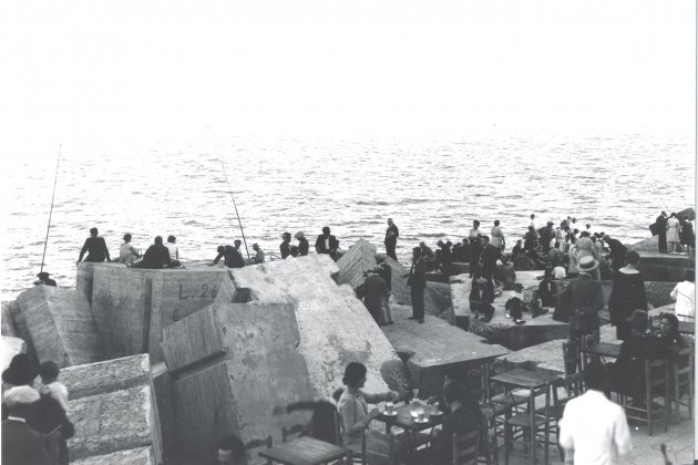 pescadors al trencaones arxiu fotogràfic del port