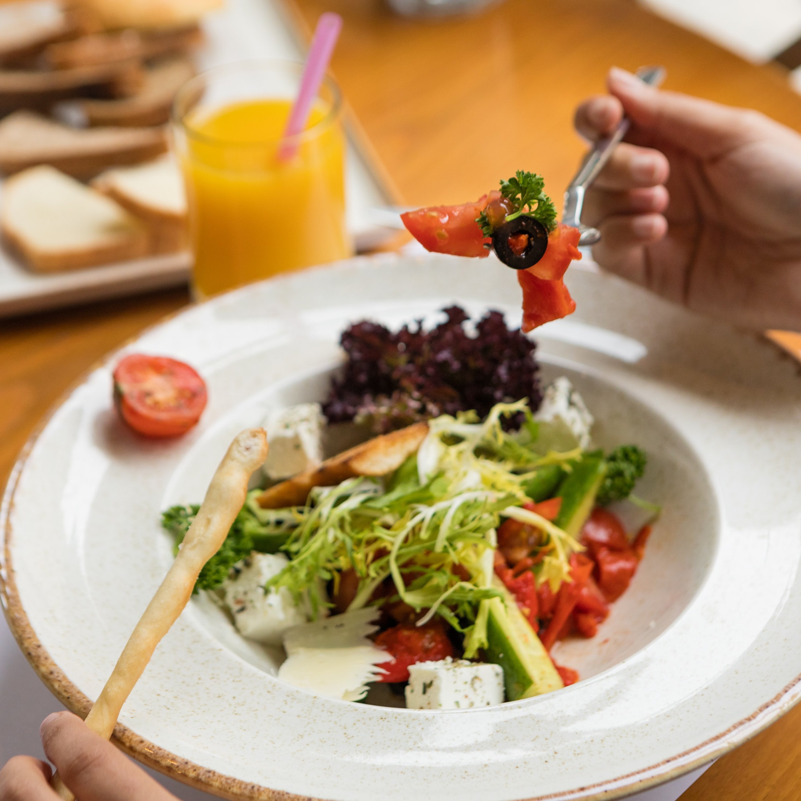 Cuidado con las dietas bajas en carbohidratos: pueden alterar las hormonas en algunas mujeres