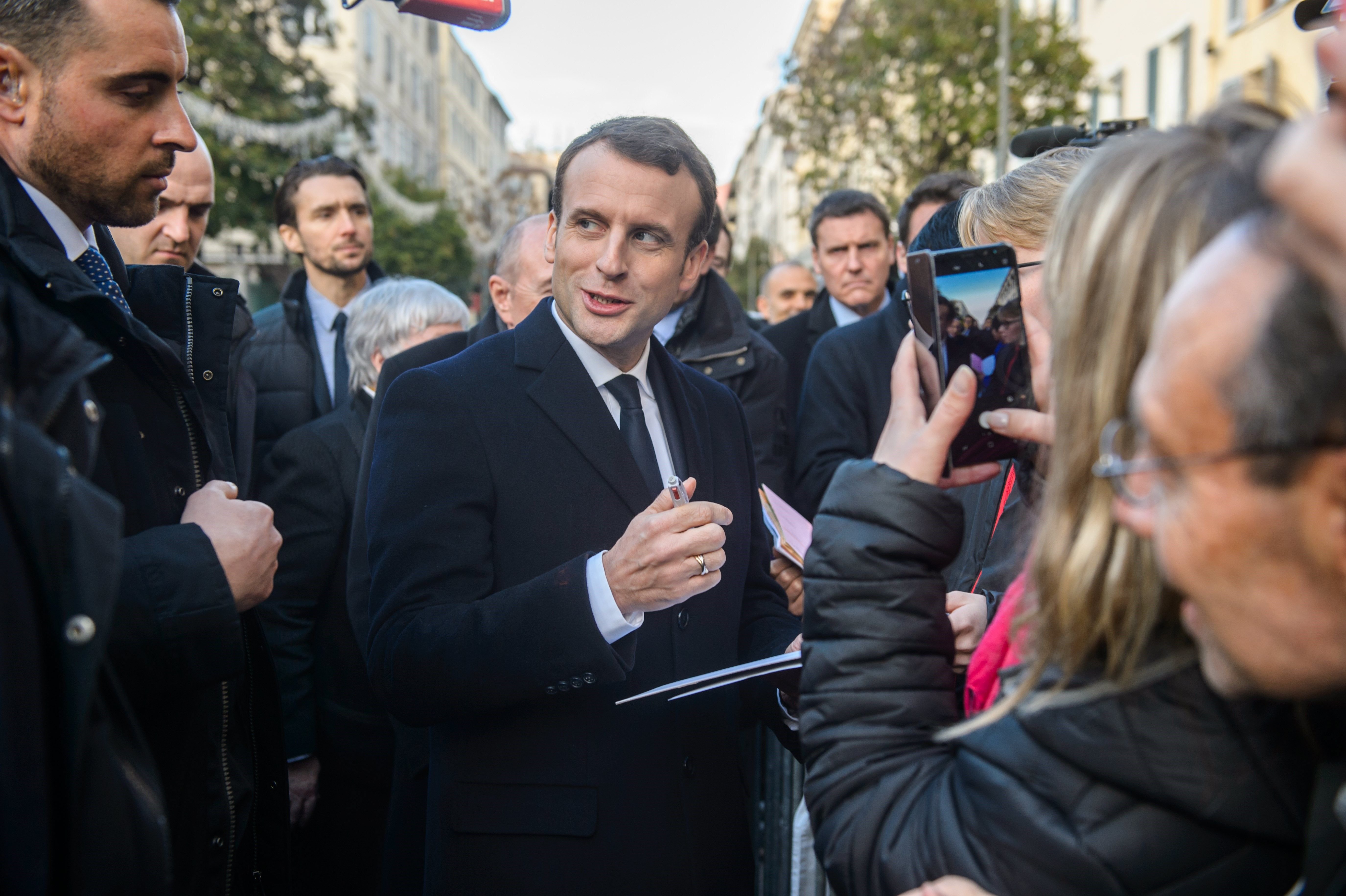 Macron visita Còrsega mostrant fermesa davant els nacionalistes