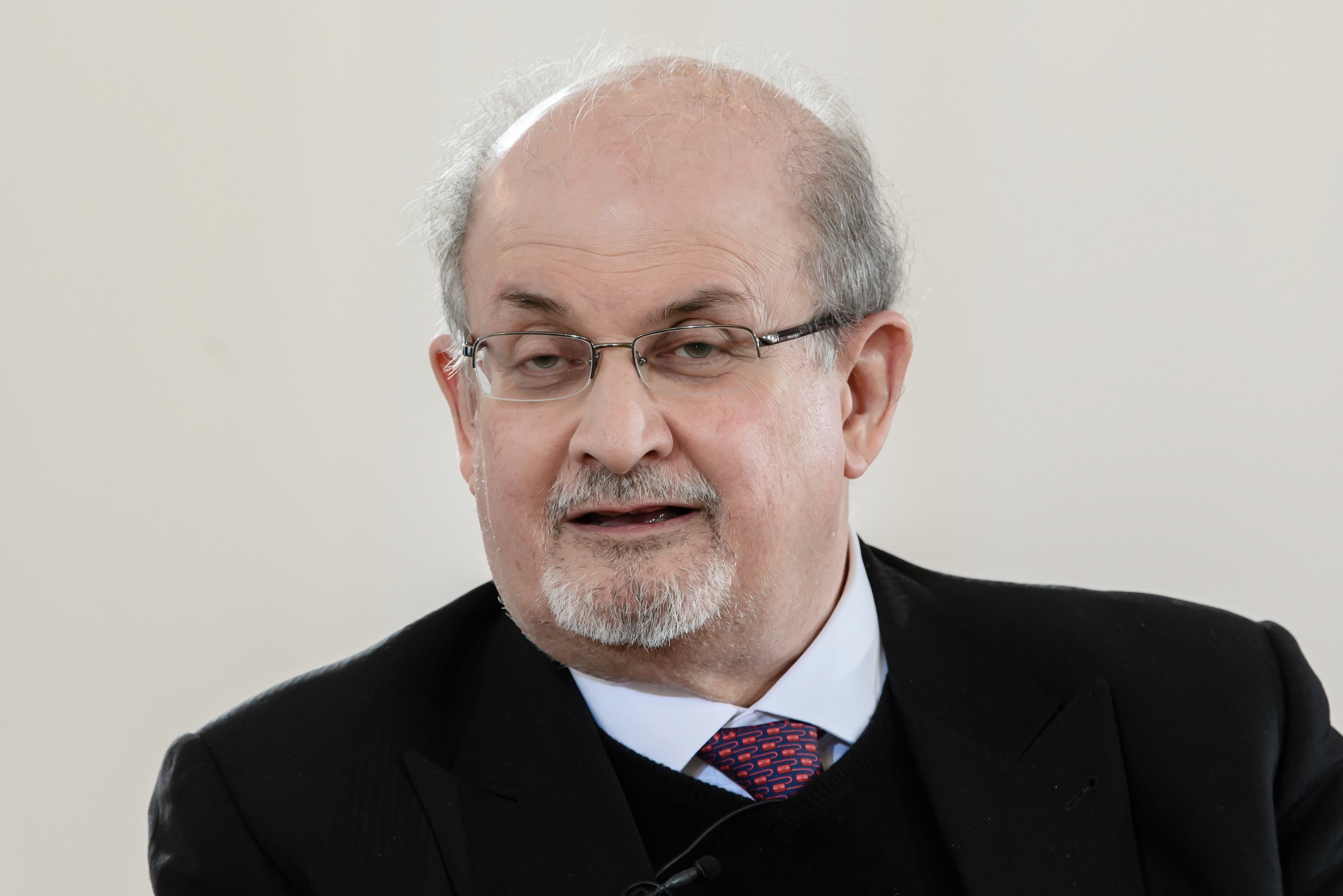 El estado de Salman Rushdie es muy grave: sobrevive con respiración asistida y podría perder un ojo