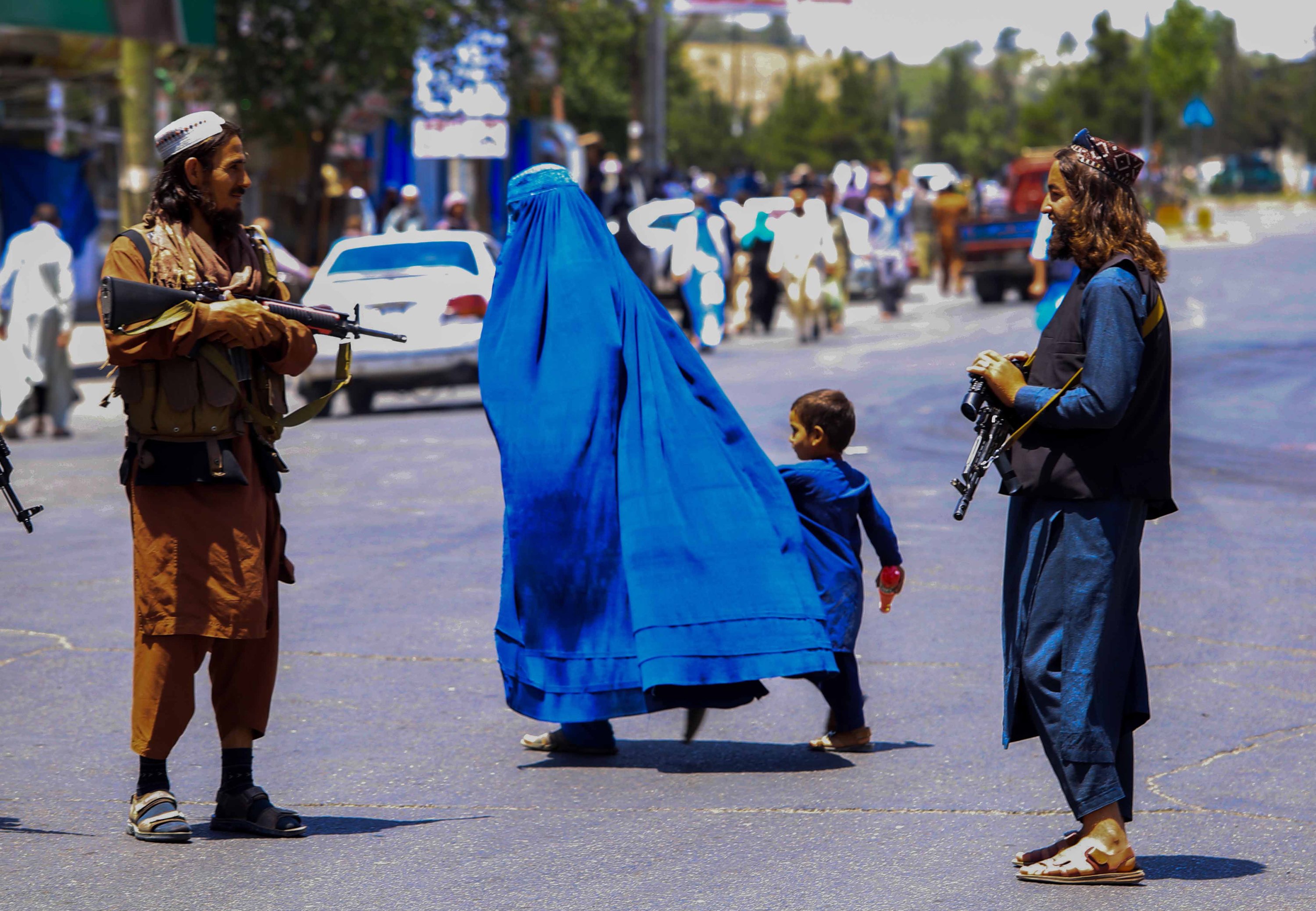 Los talibanes dispersan a tiros una manifestación en defensa de los derechos de las mujeres en Afganistán