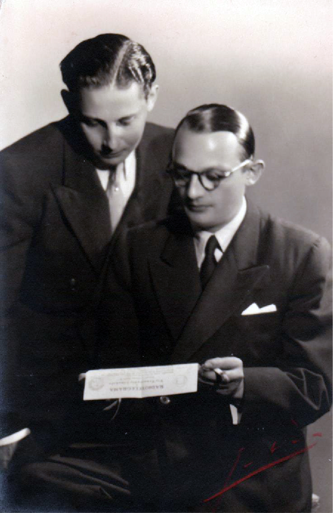 Fotografía de los hermanos Joel y Samuel Sequerra. Font Mozaika Fotografía de los hermanos Joel y Samuel Sequerra. Font Mozaika