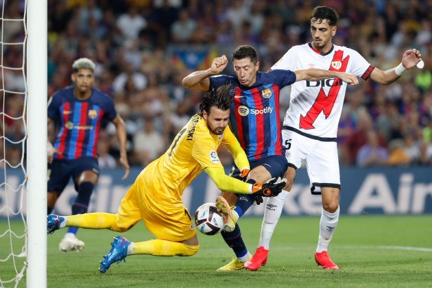 Lewandowski Dimitrievski Barca Rayo / Foto: EFE