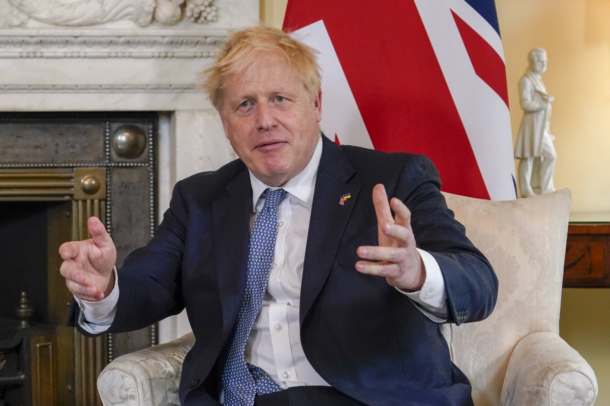 Gir de guió: els afiliats 'tories' volen ara que Boris Johnson continuï