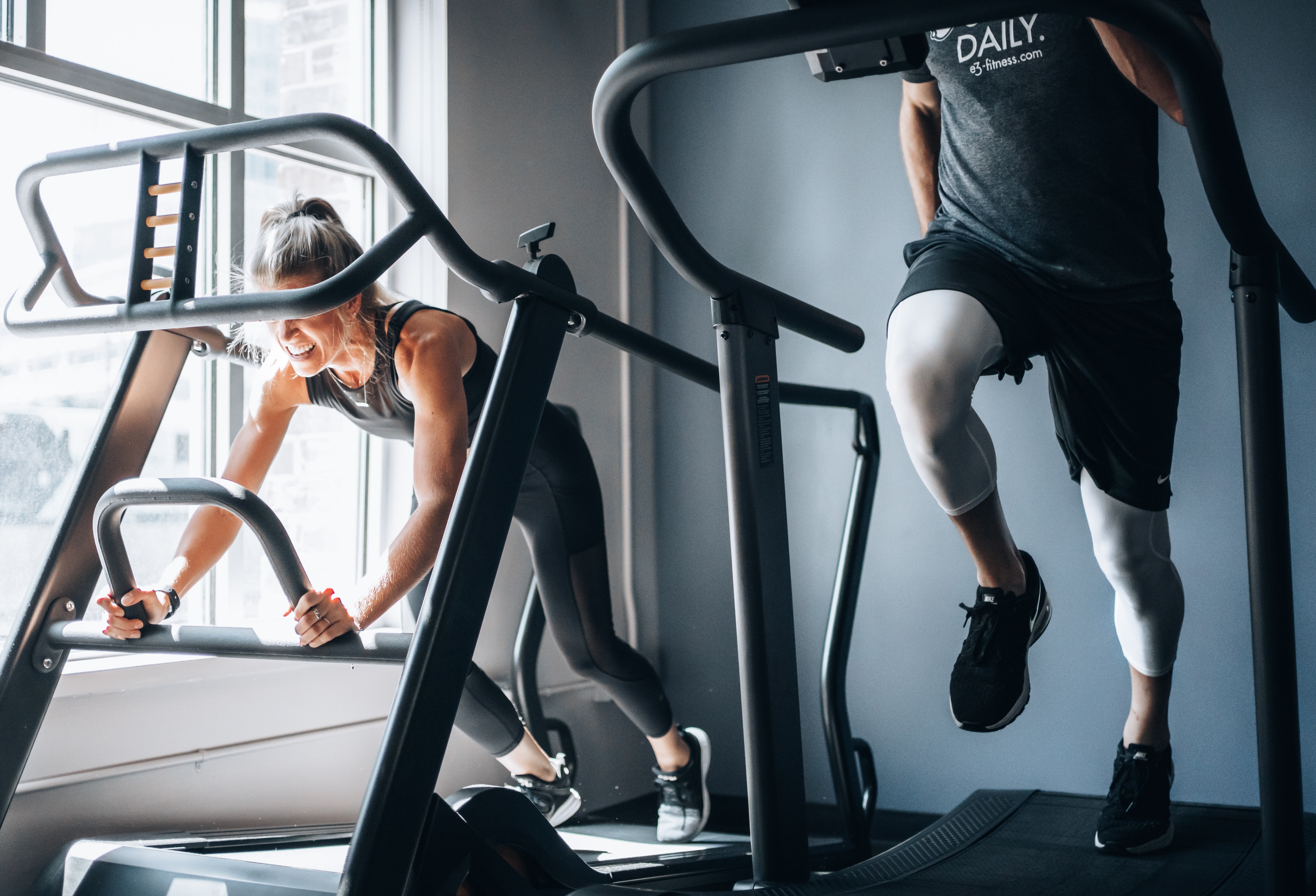 Personas haciendo ejercicio en el gimnasio / Unsplash