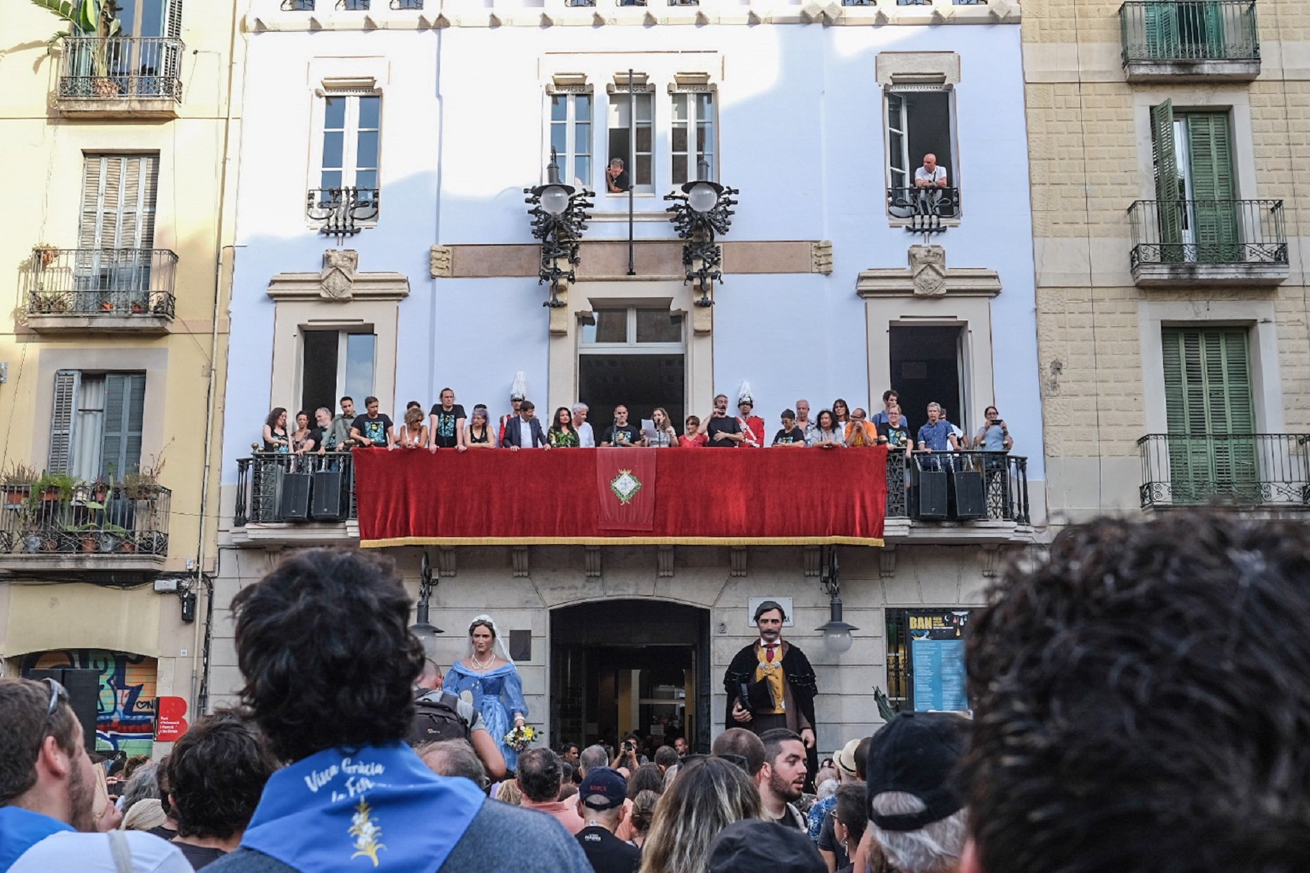 Colau evita asistir al pregón de Gràcia, pero su concejal es abucheado