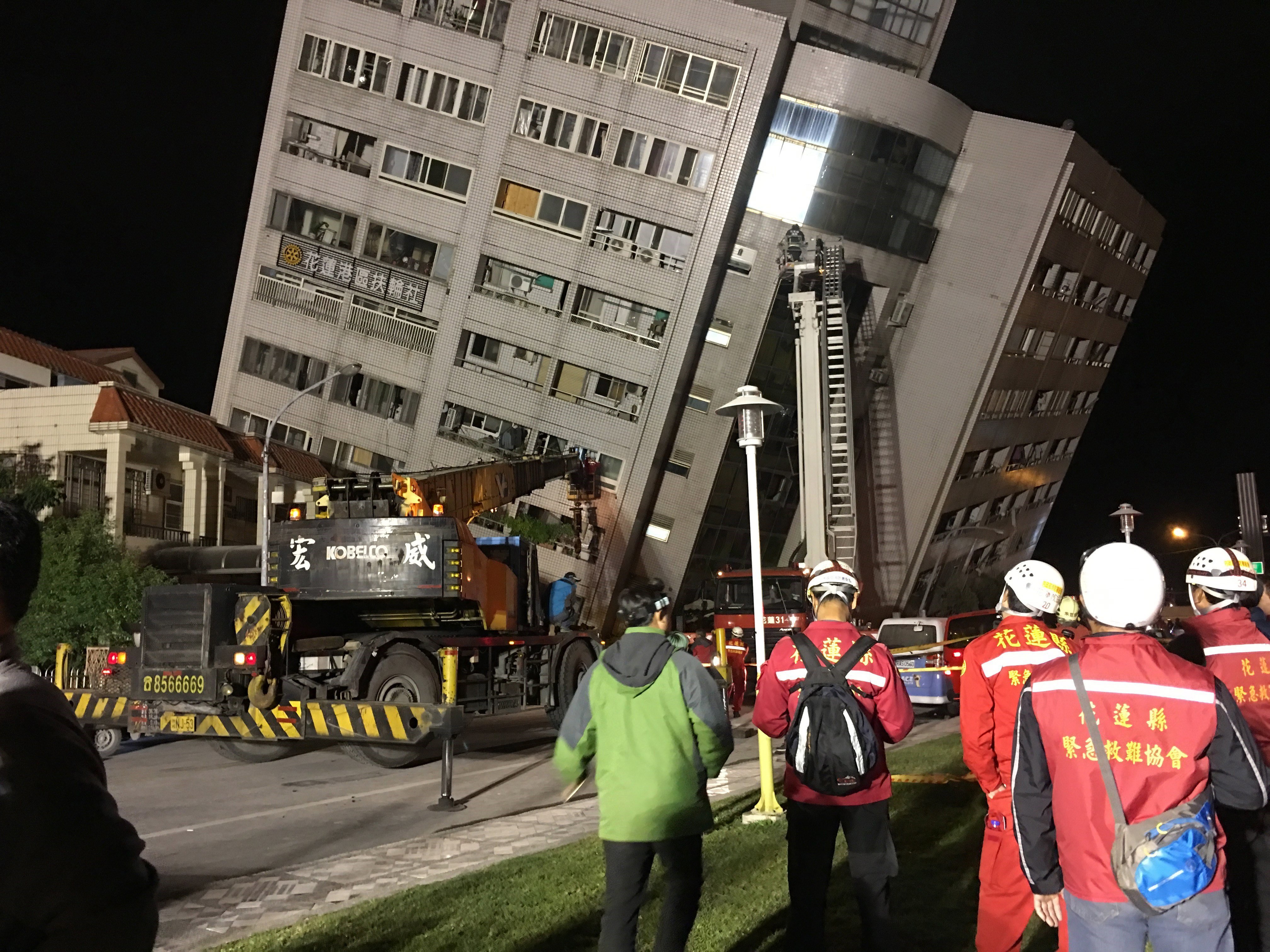 Almenys dos morts, un desaparegut i 202 ferits per un terratrèmol a Taiwan