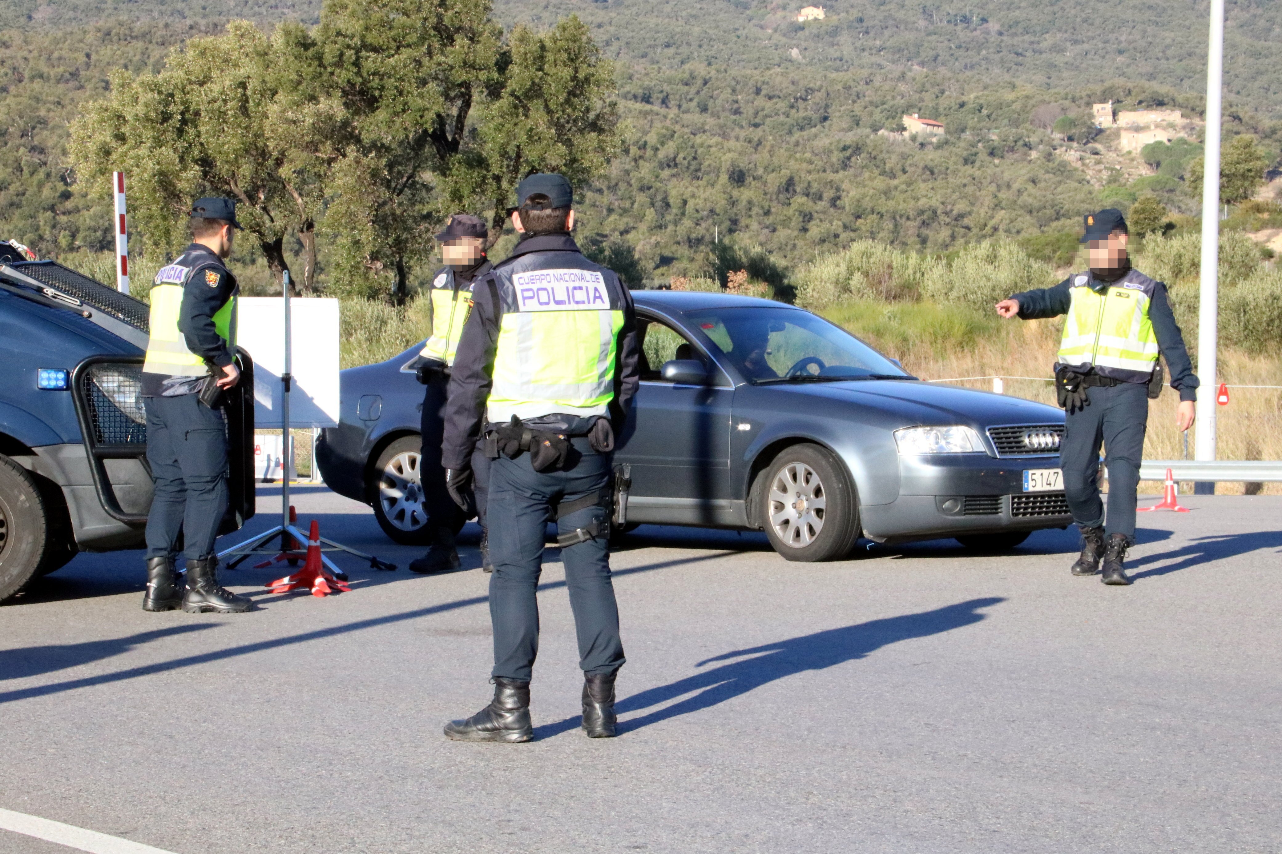 La policia espanyola retira senyeres de matrícules de la Catalunya Nord