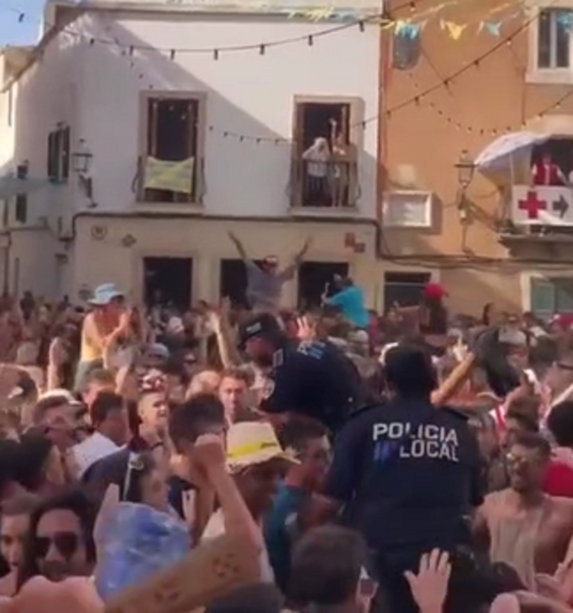 Dos policies d'Alaior, a Menorca, s'enfronten a un expedient per ballar enmig d'una festa en ple servei
