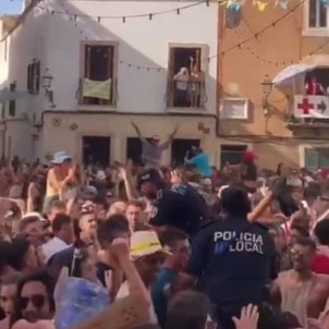 Dos policies d'Alaior, a Menorca, s'enfronten a un expedient per ballar enmig d'una festa en ple servei