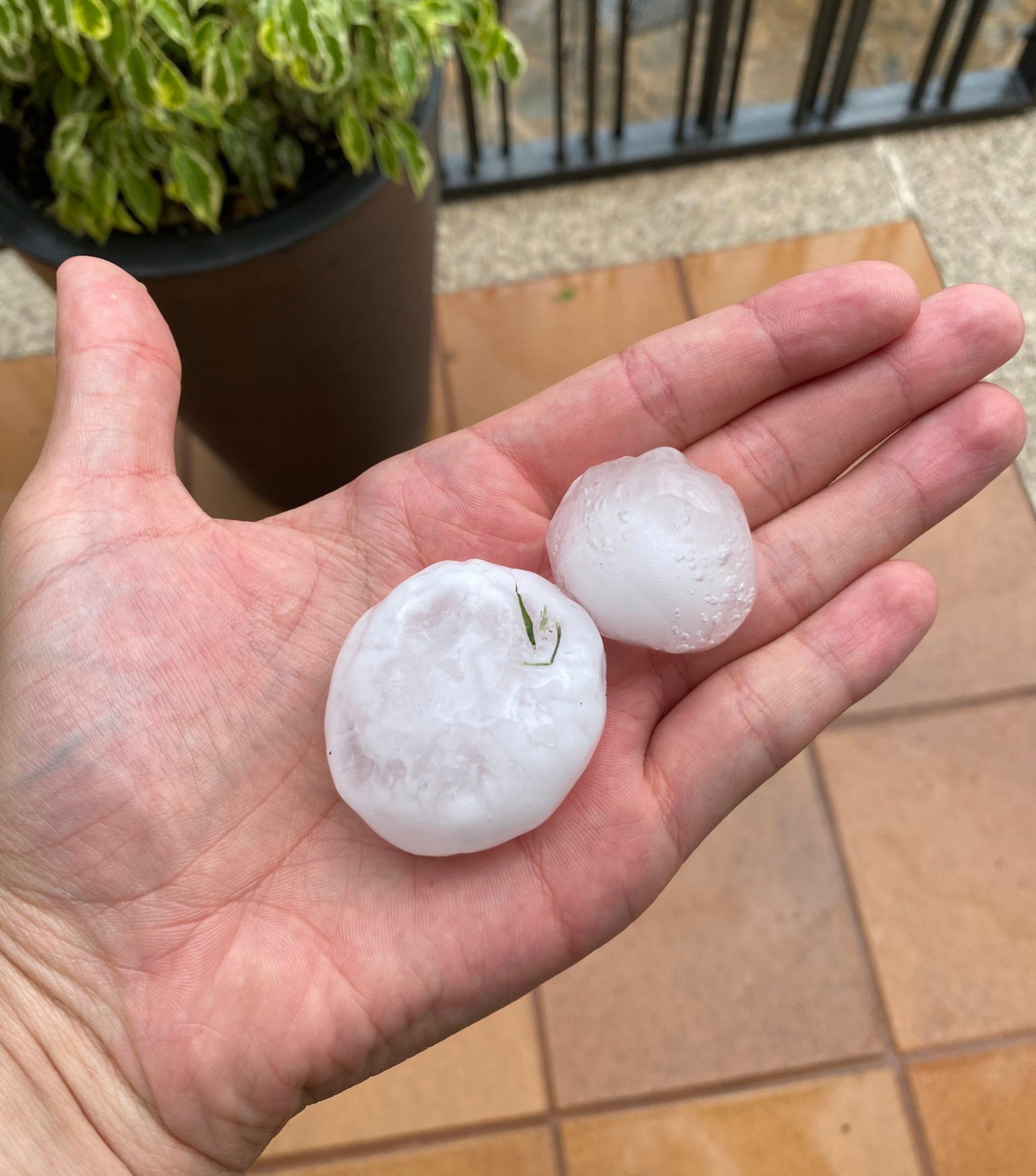 La tormenta en Tarragona deja imágenes de granizada y una manga de agua