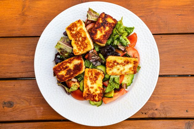 amanida formatge halloumi pixabay