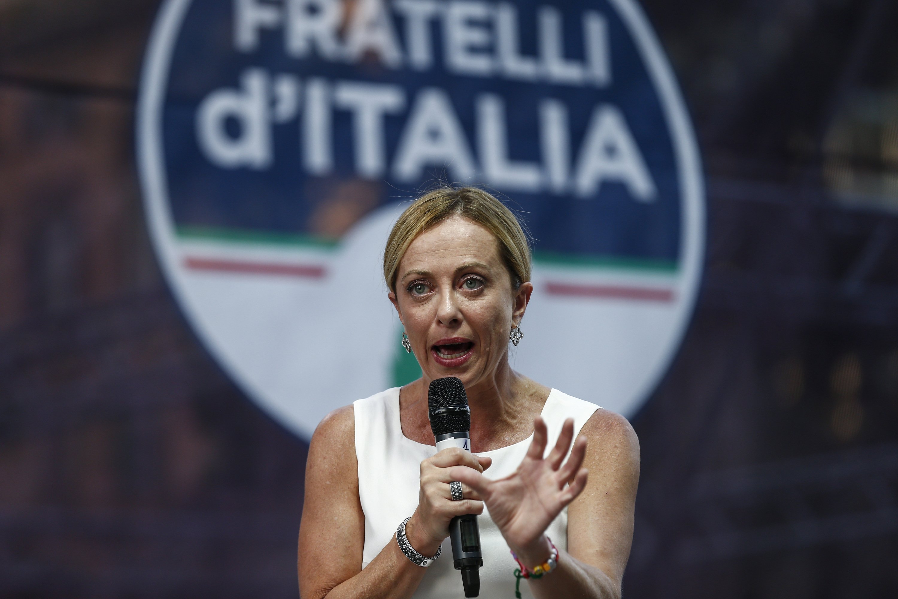 El símbolo fascista que aparece en el logo de Fratelli, líderes en las encuestas de Italia