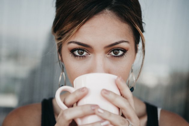 Mujer tomando café / Unsplash