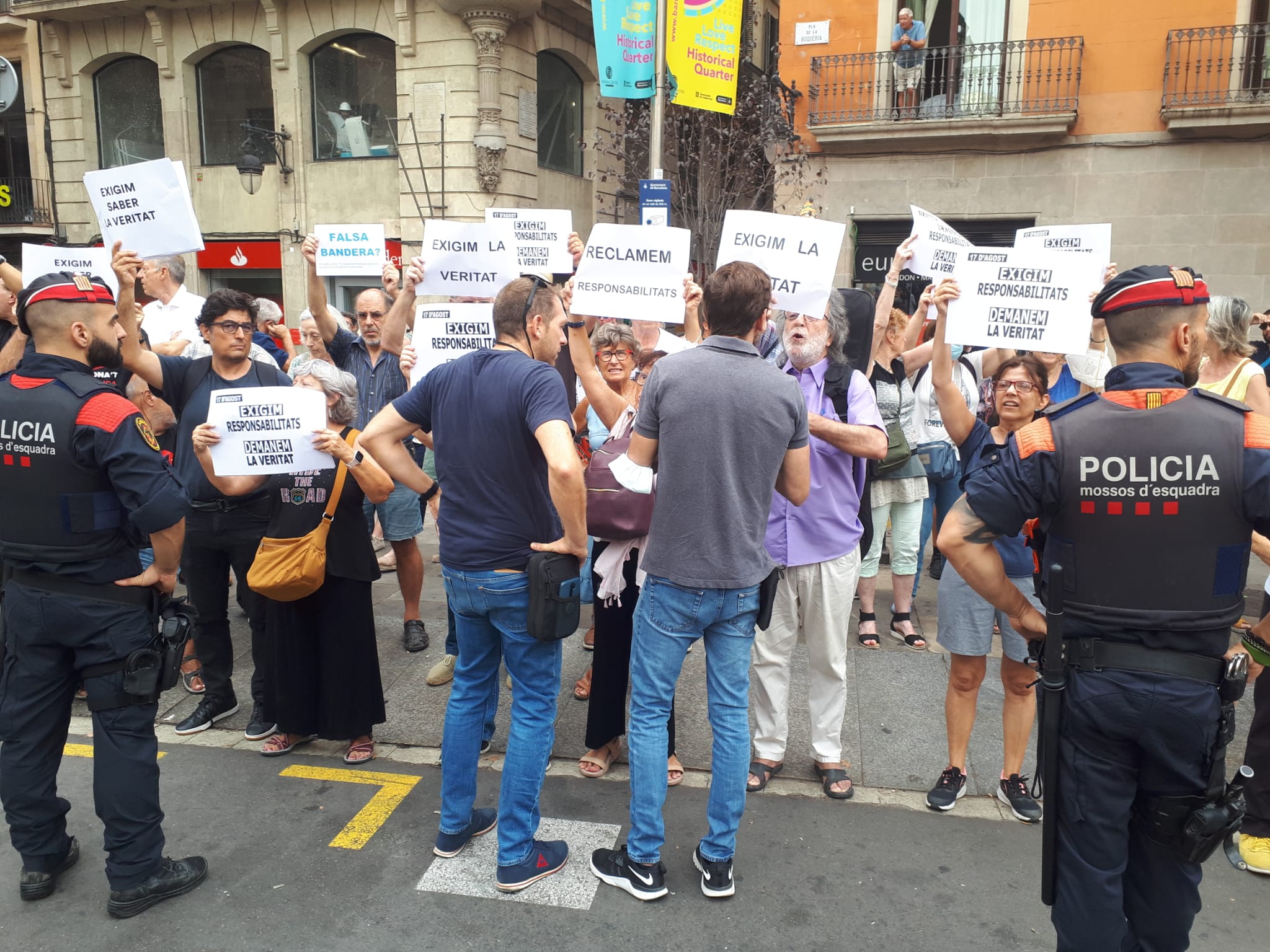 Escridassada als polítics durant l'acte d'homenatge a les víctimes dels atemptats del 17-A