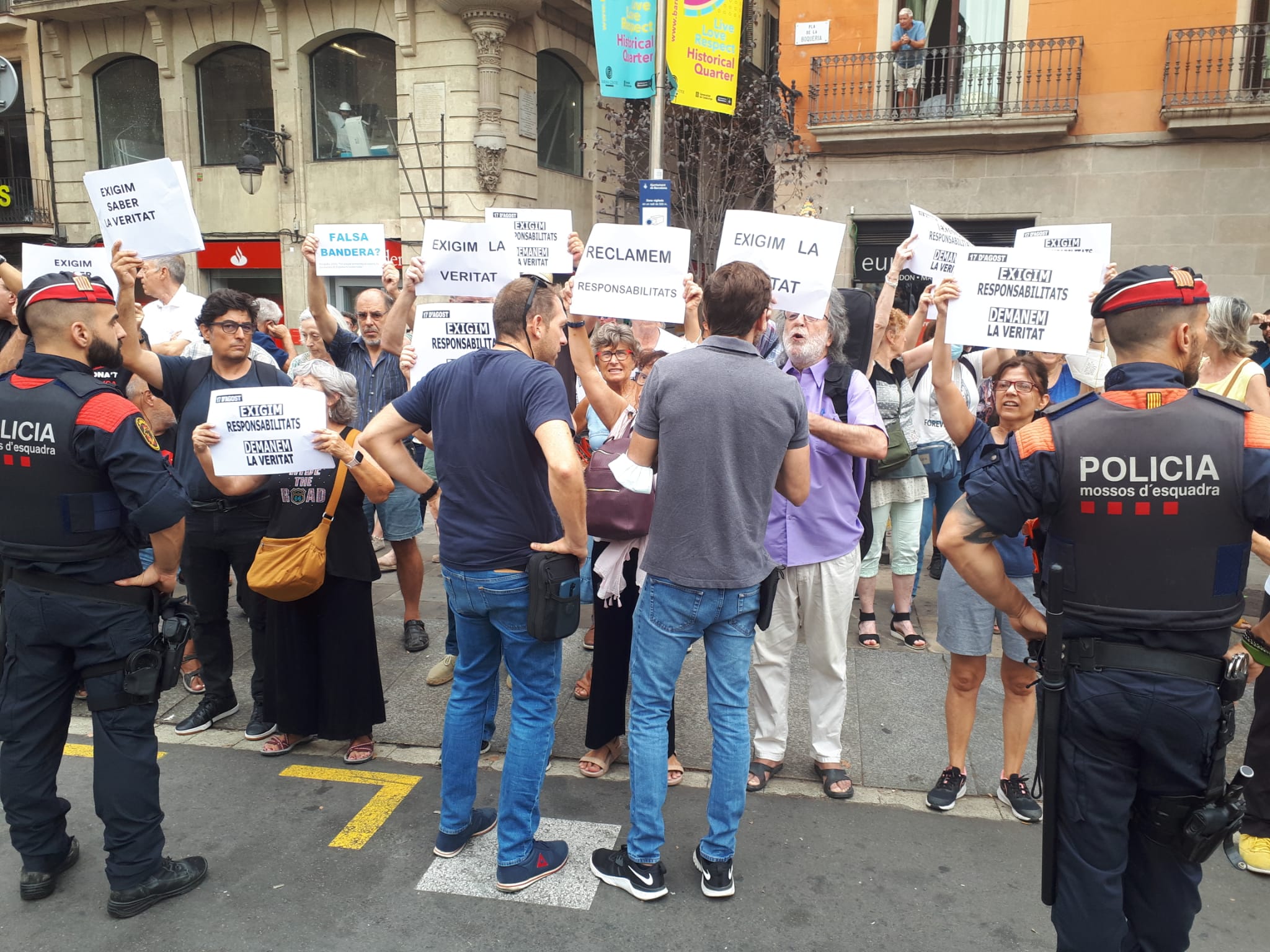 Abucheo a los políticos durante el acto de homenaje a las víctimas de los atentados del 17-A