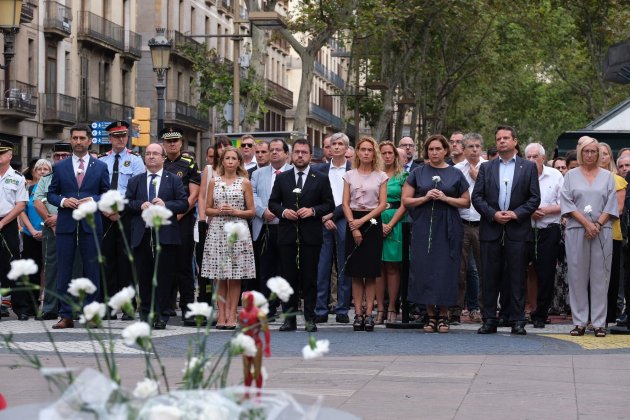 atentado barcelona 17.ª homenaje ofrenda floral Carlos Baglietto (10)