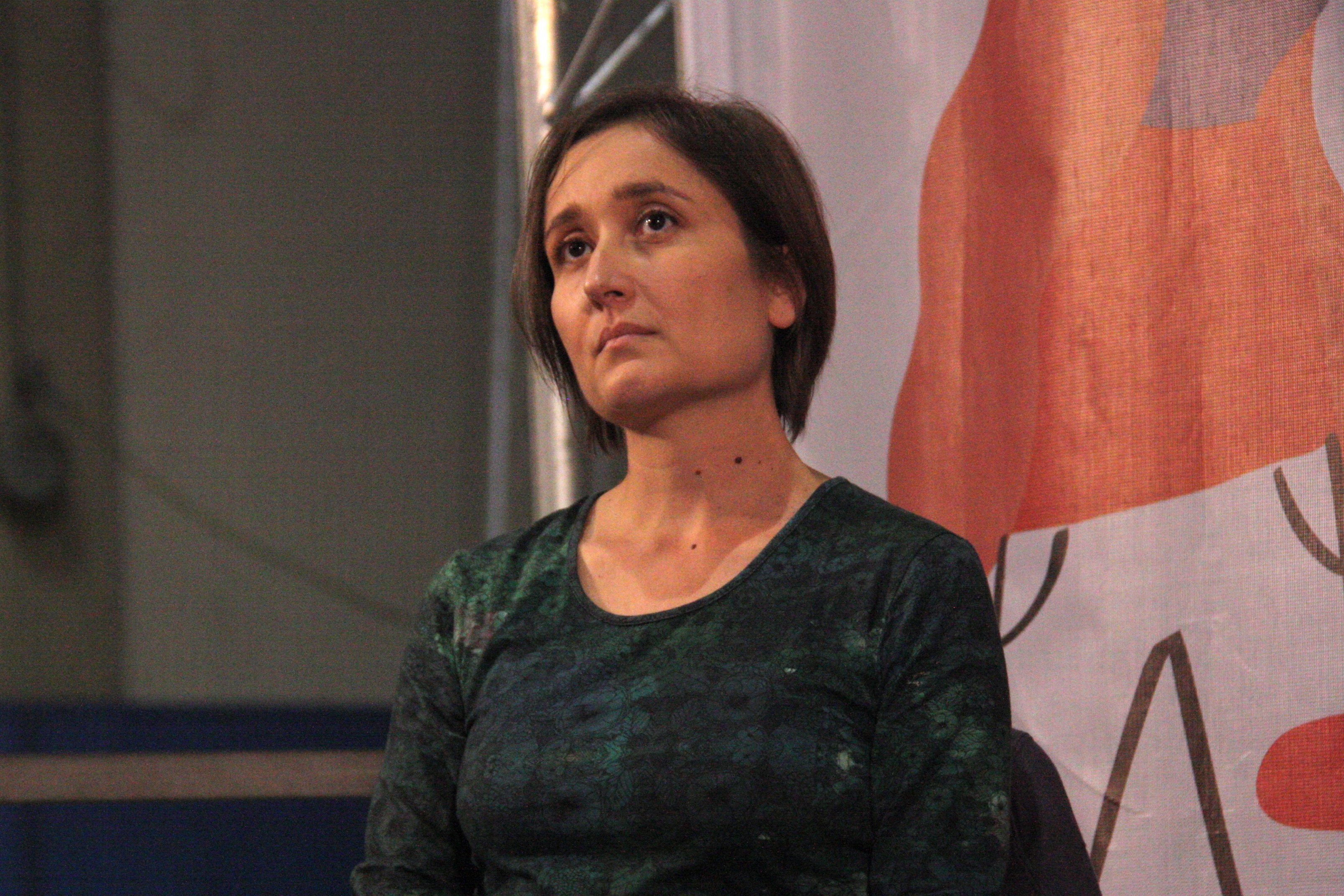 L’ostentosa bufanda groga de Marta Sibina al Congrés