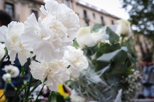 atemptat barcelona 17 A ofrena floral clavells blancs Carlos Baglietto