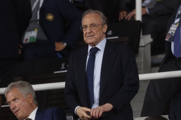 Florentino Perez de pie palco / Foto: EFE Florentino Perez de pie palco / Foto: EFE
