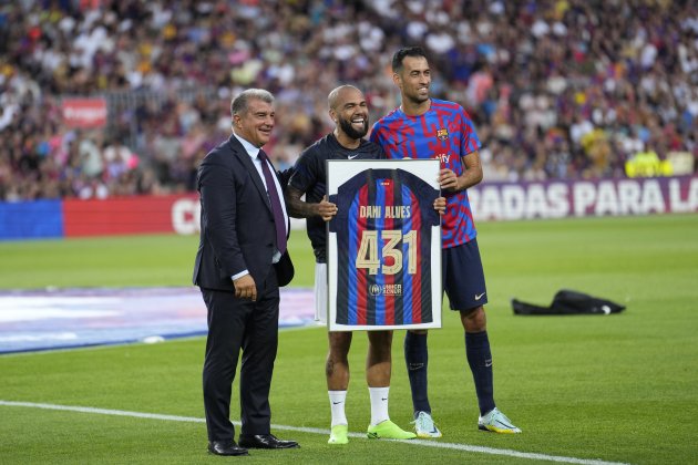 Joan Laporta Dani Alves Busquets homenatge Gamper / Foto: EFE