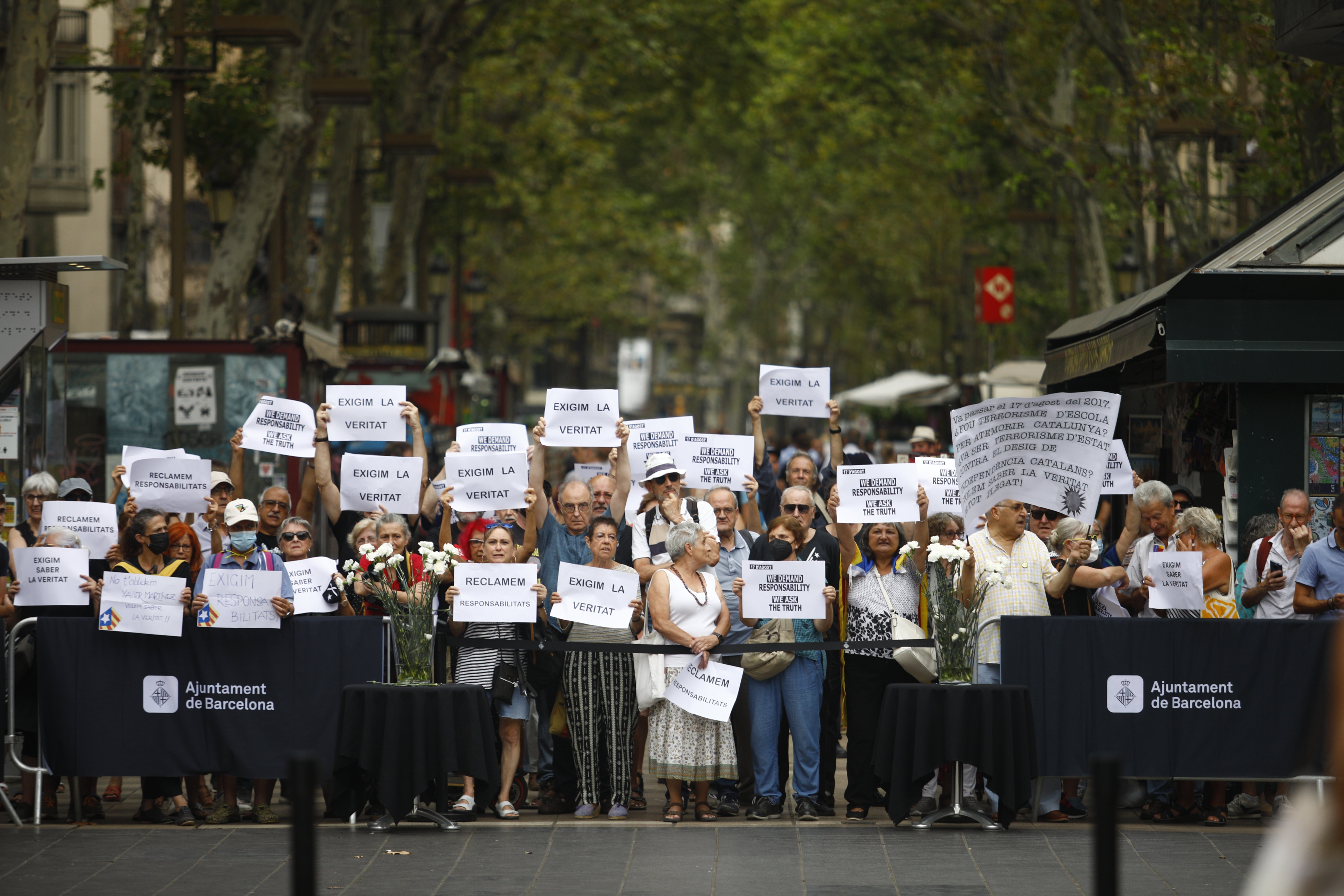 Enérgico rechazo de Junts a los gritos durante el homenaje a las víctimas del 17-A