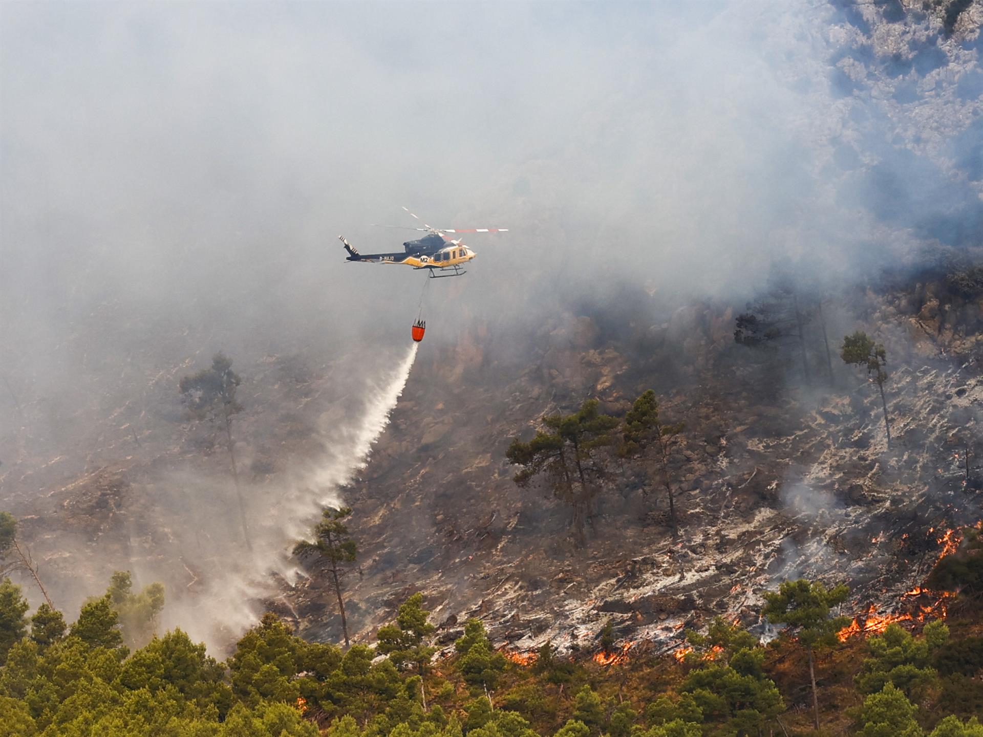 El incendio en Bejís, imparable; el de la Vall d'Ebo, perimetrado