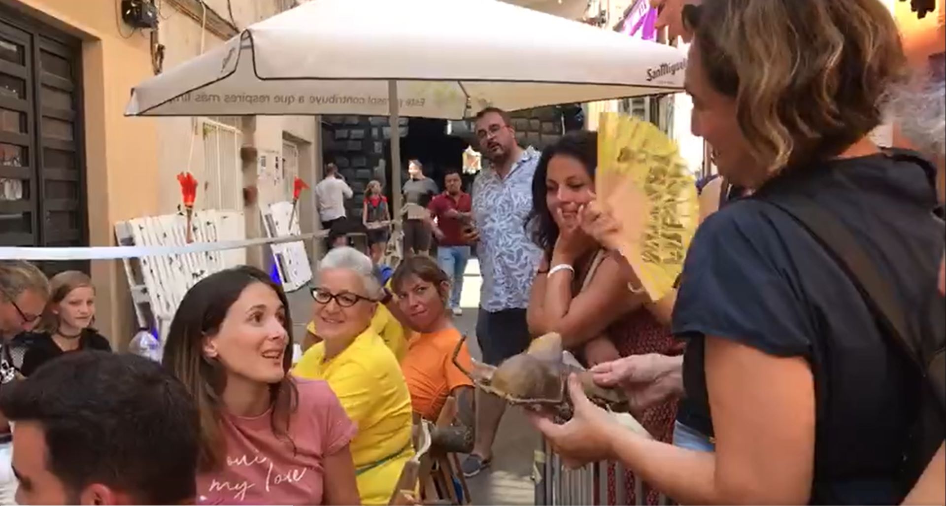 Veïns de Gràcia retreuen a Colau que els carrers estiguin plens de paneroles