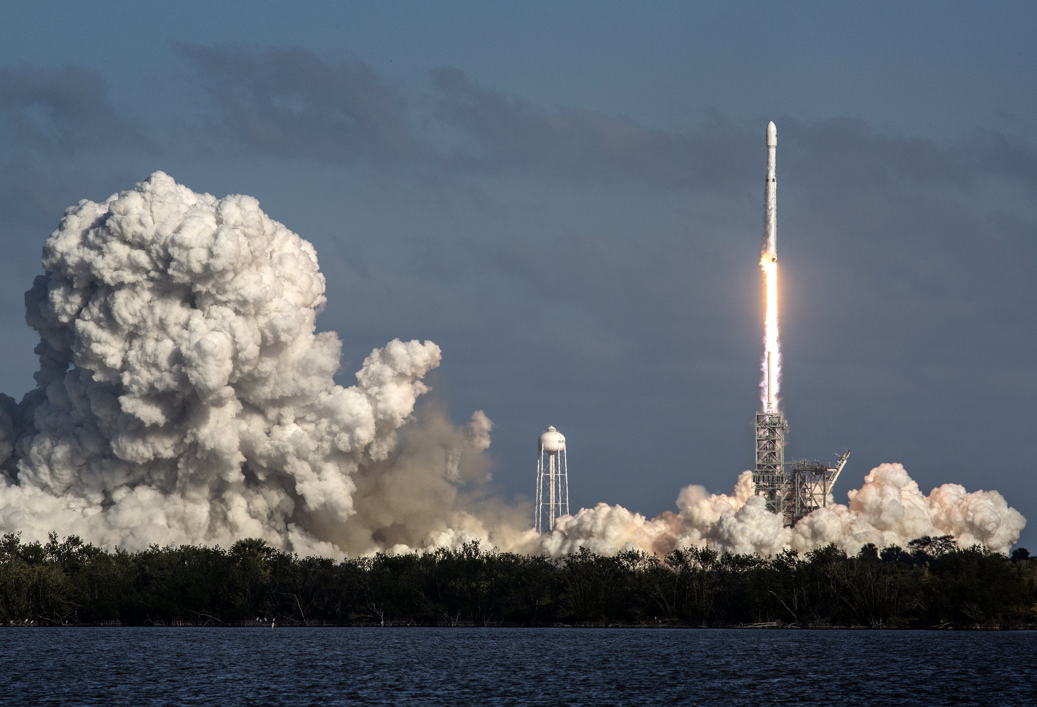 Falcon Heavy, el cohete más potente del mundo, inicia su vuelo
