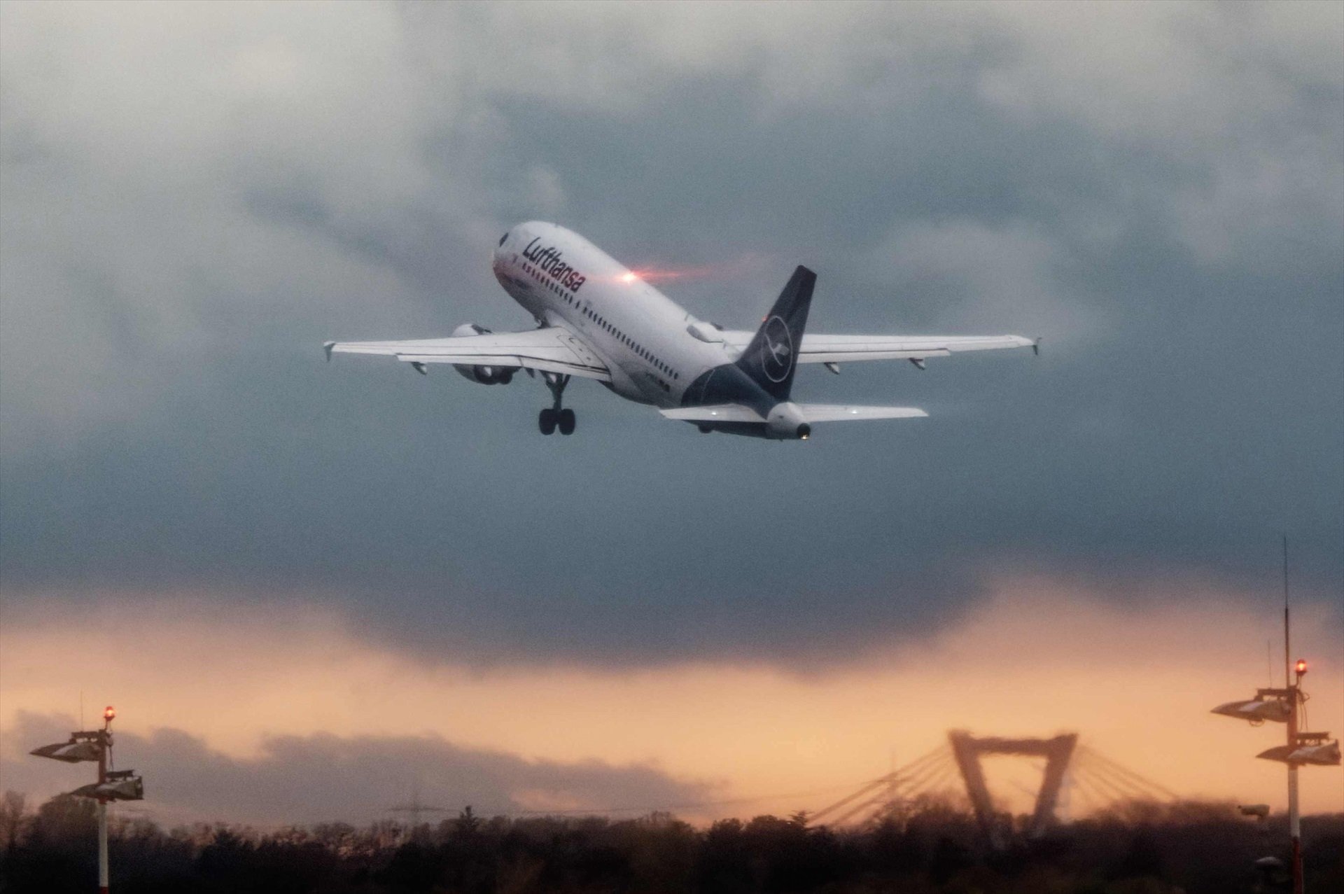 La tempesta a Barcelona obliga a desviar més de 20 vols de l'aeroport del Prat