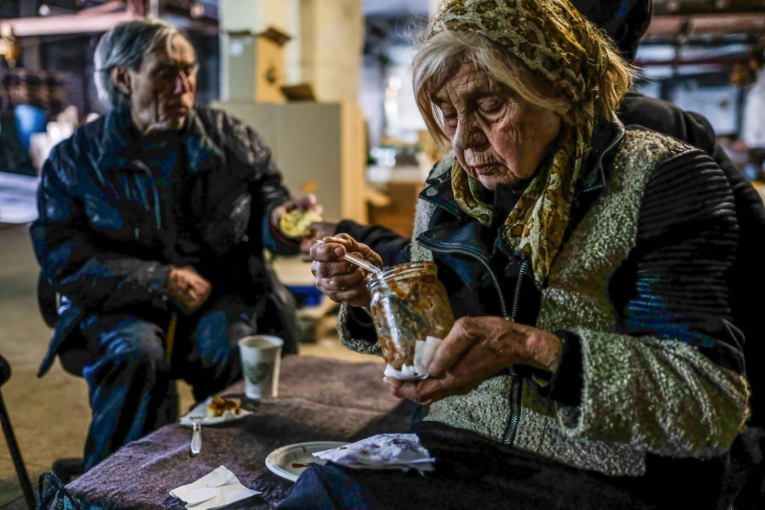 Mariúpol 176 días después del inicio de la guerra: la gente come papillas